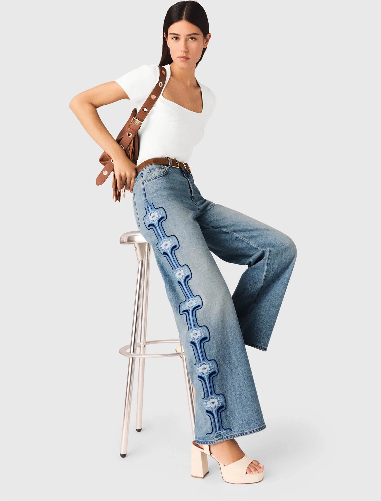 Vaquero ancho con bordado floral