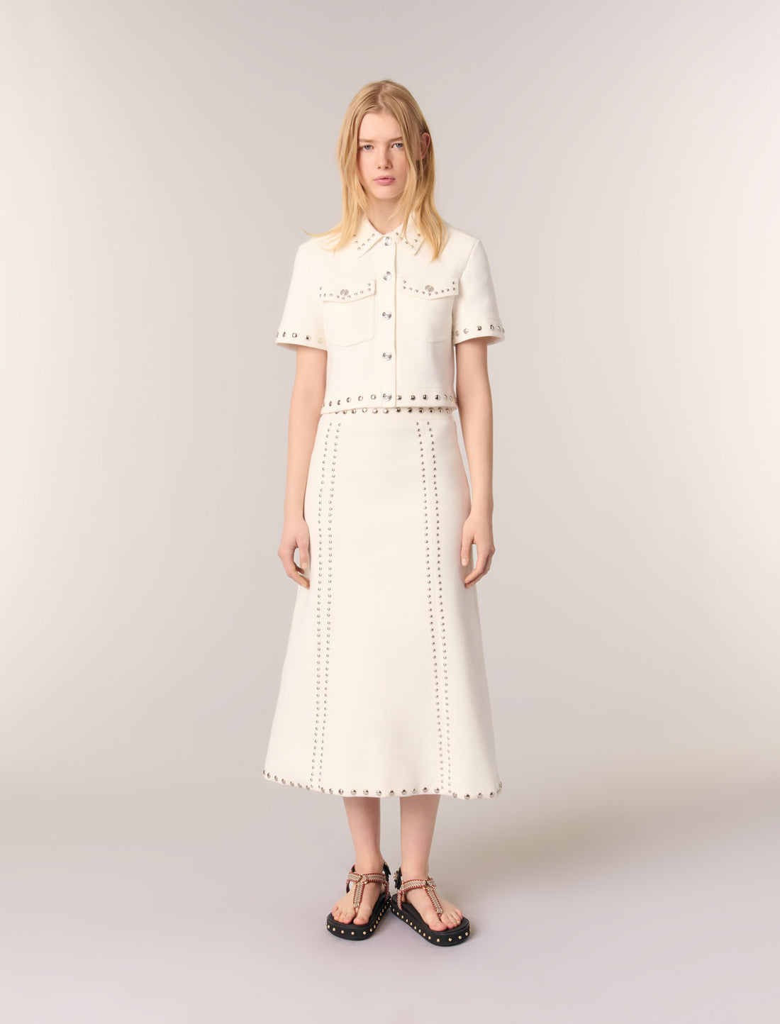 Falda midi de punto con tachuelas