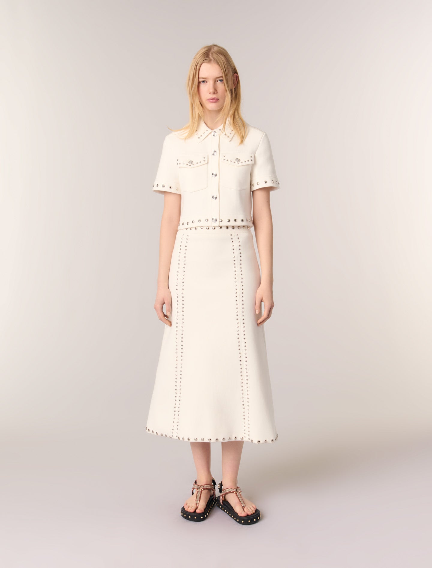 Falda midi de punto con tachuelas