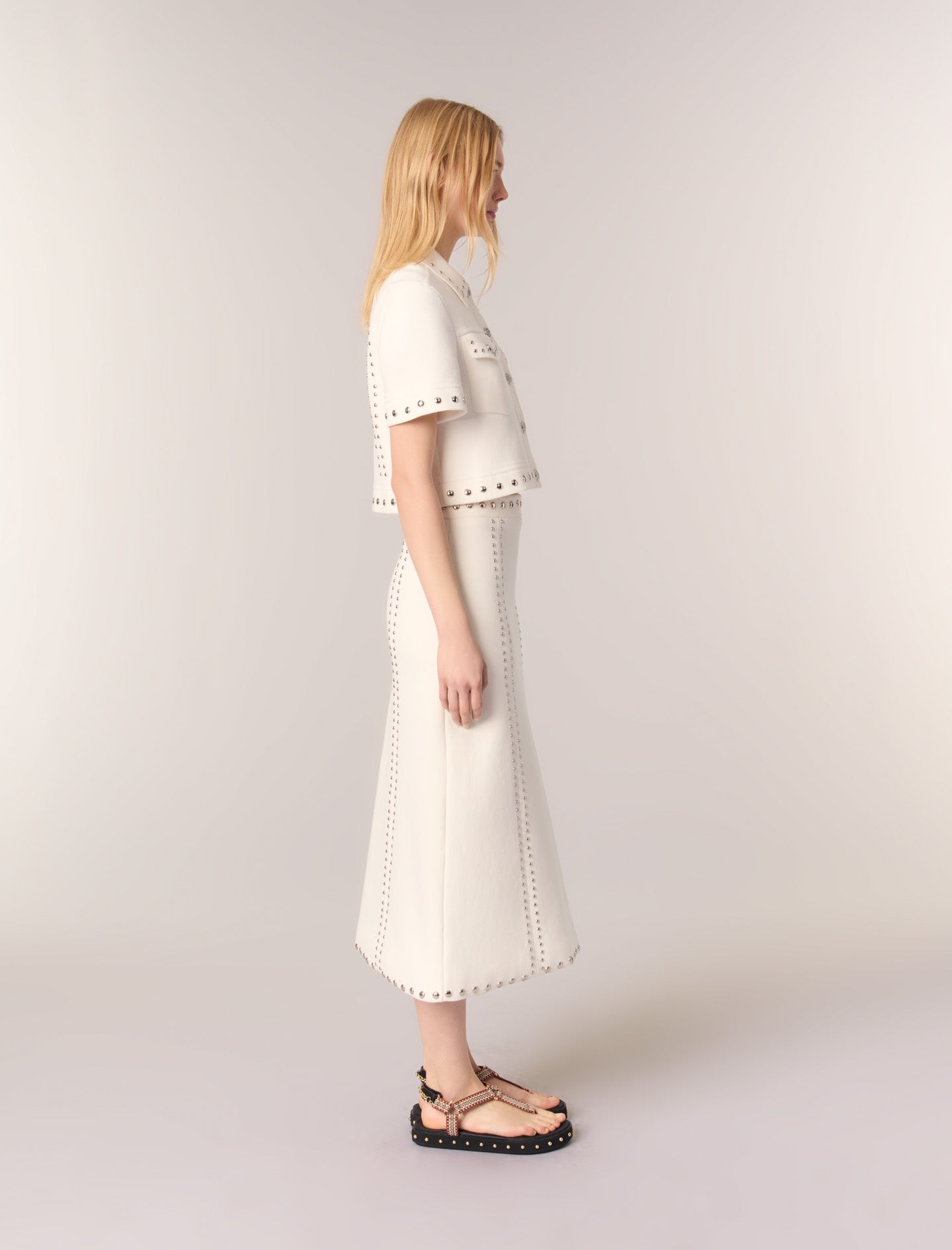 Falda midi de punto con tachuelas
