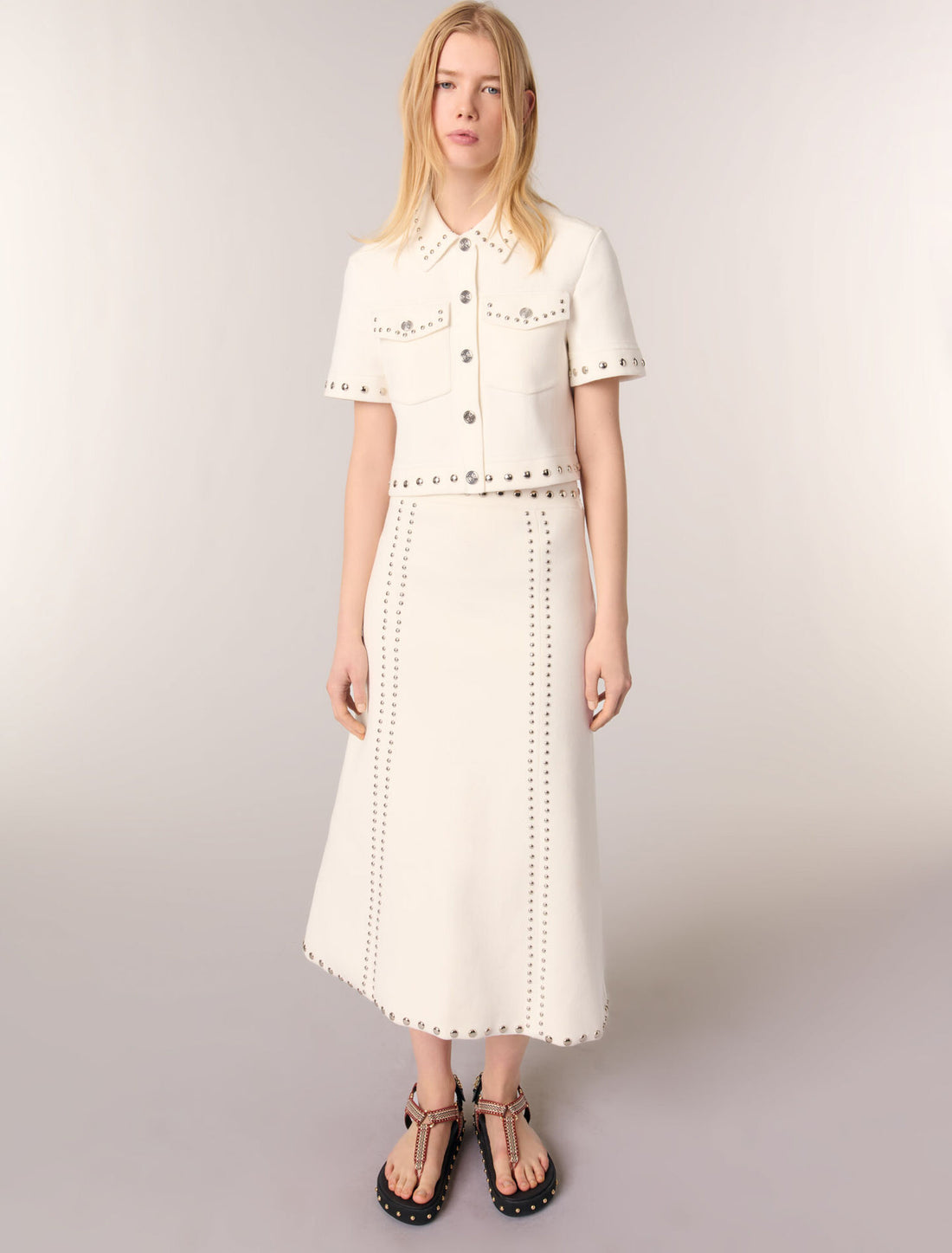 Falda midi de punto con tachuelas