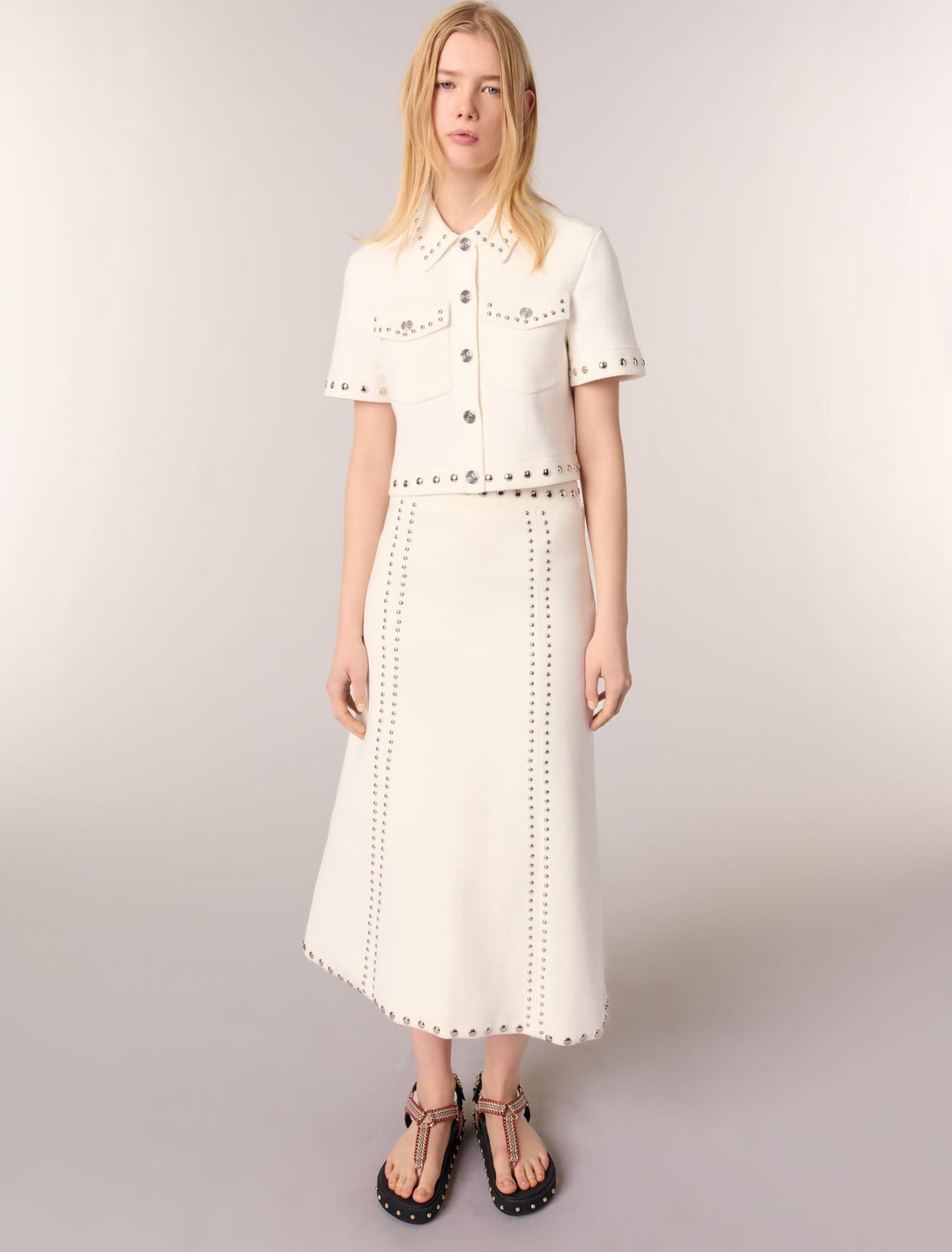 Falda midi de punto con tachuelas