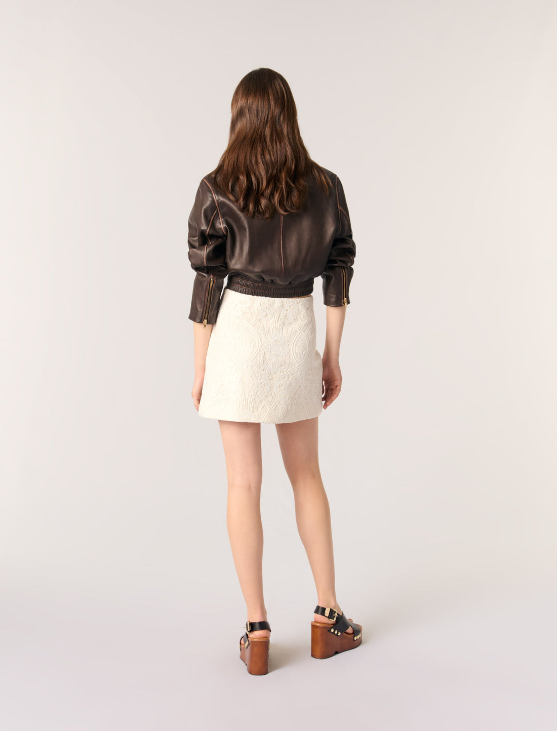 Falda corta de guipur