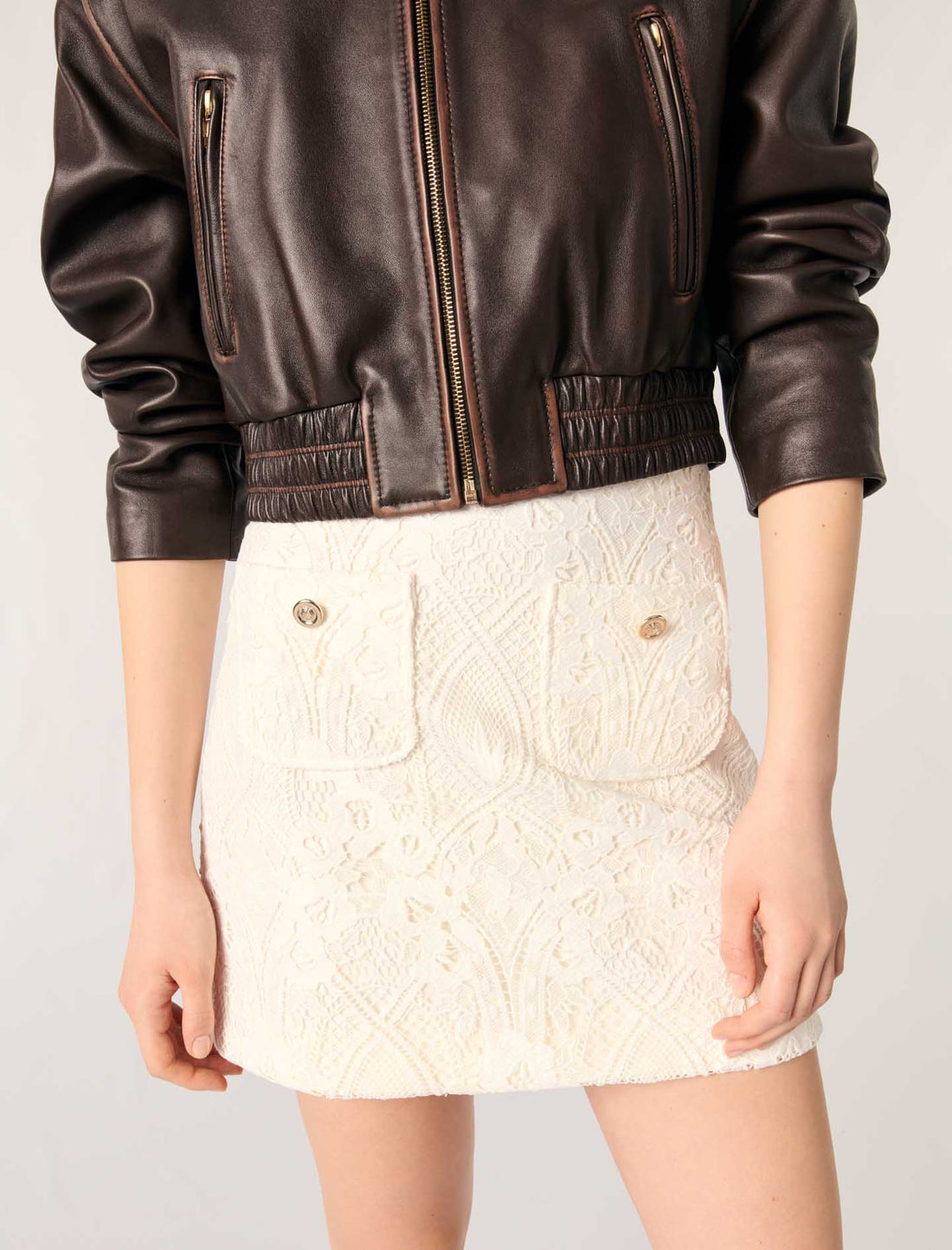 Falda corta de guipur