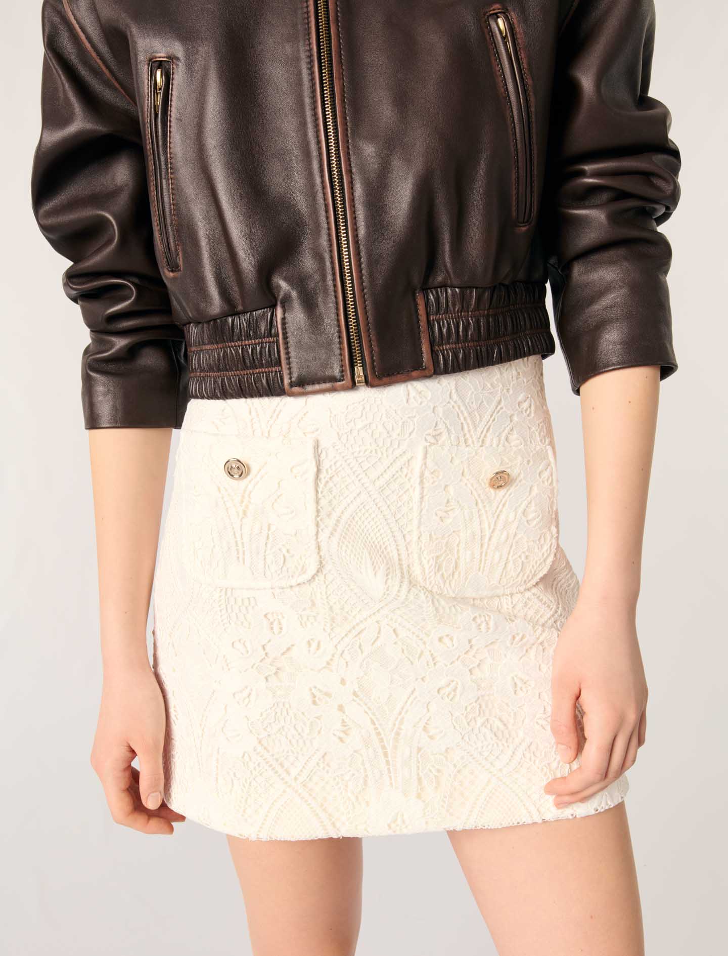 Falda corta de guipur