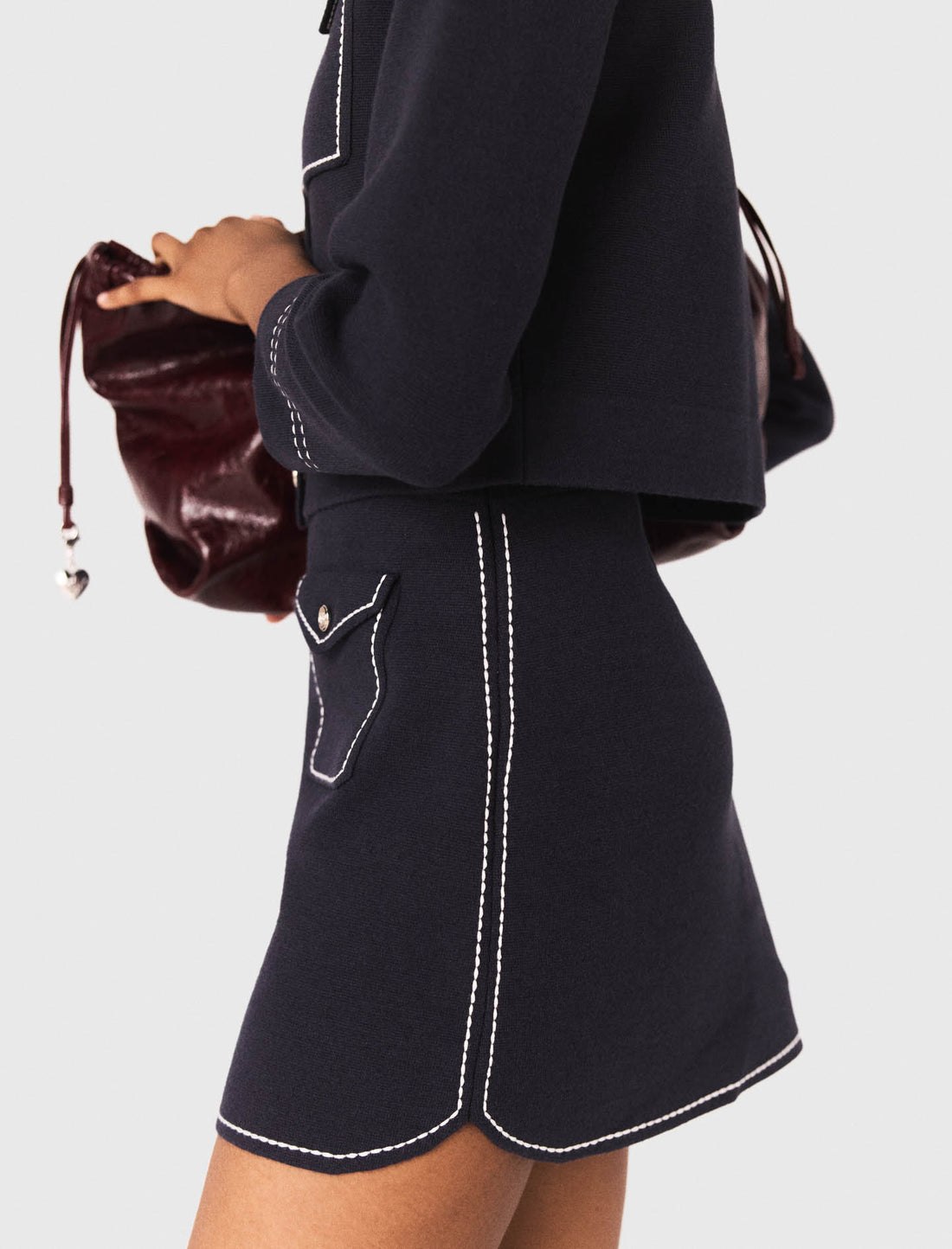 Falda corta de punto pespunteada