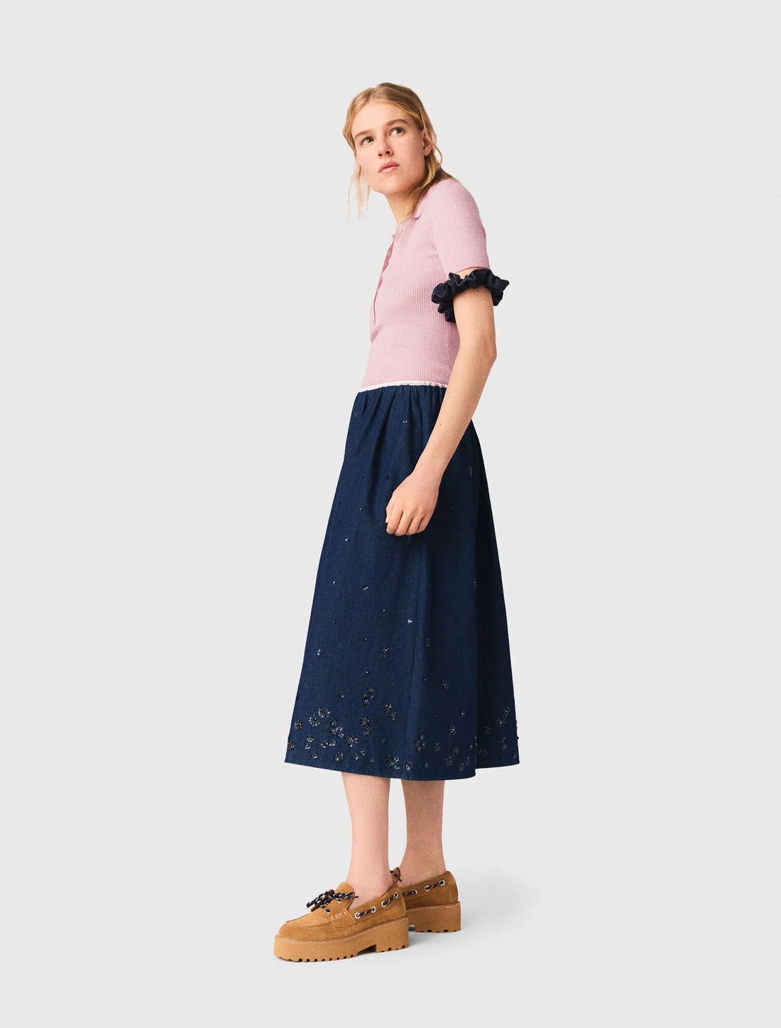 Falda semilarga en denim bordada