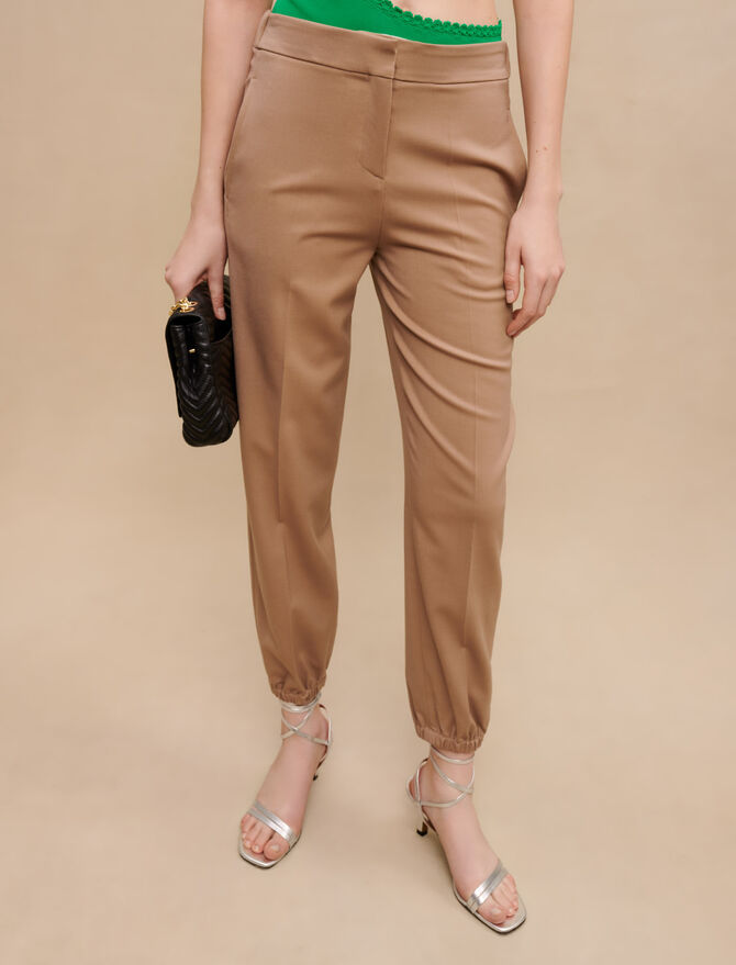 Pantalones ajustados en los tobillos