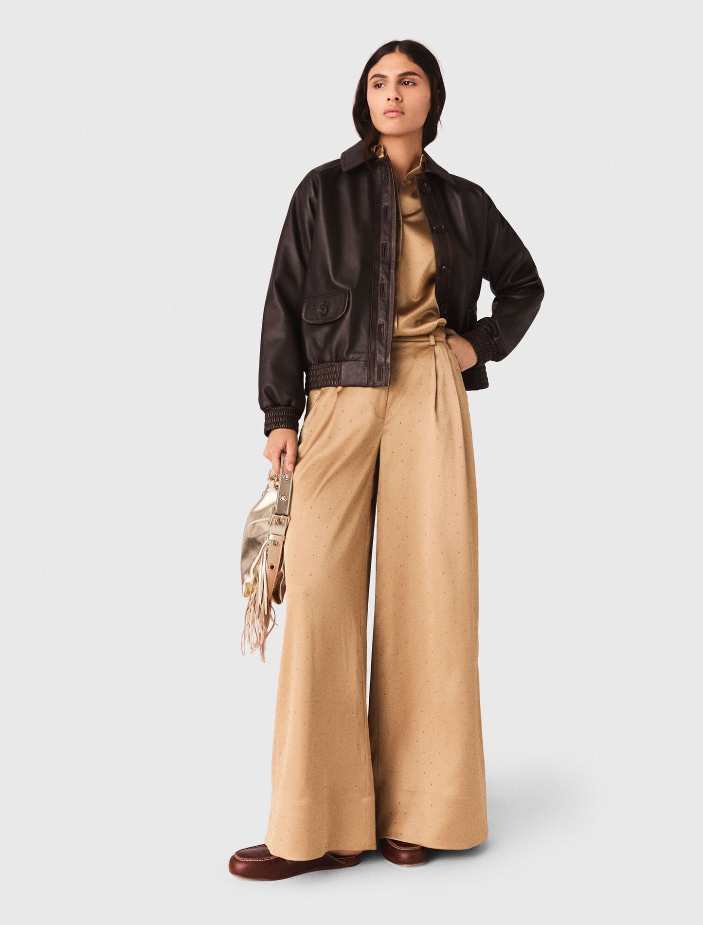Pantalón satinado con strass