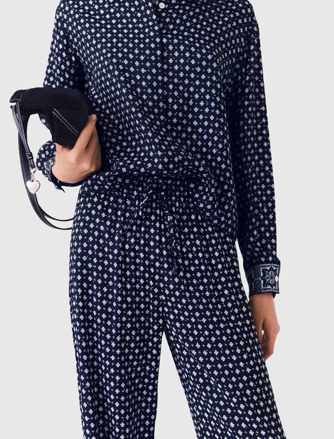 Pantalón estampado con strass