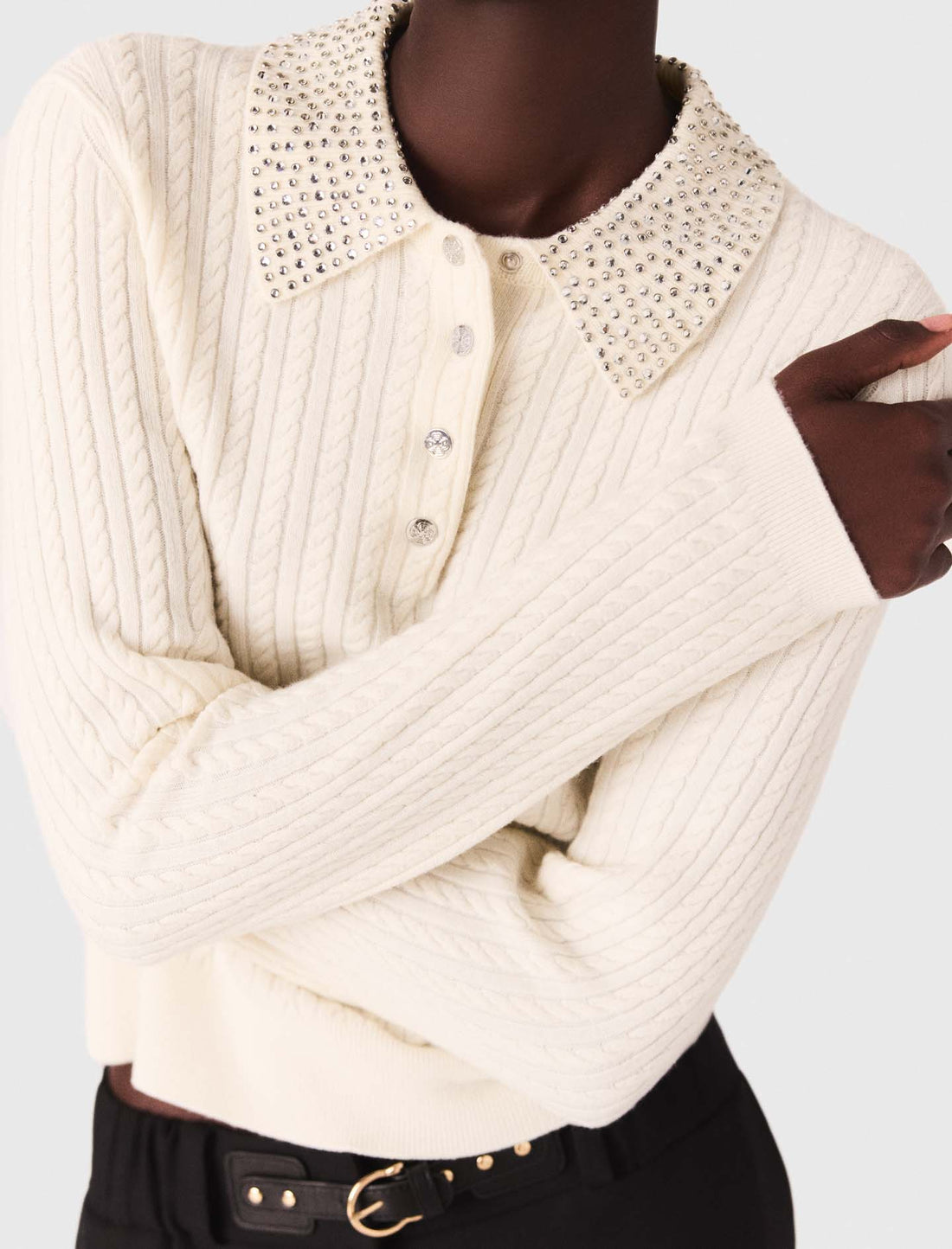 Polo de punto con cuello de strass