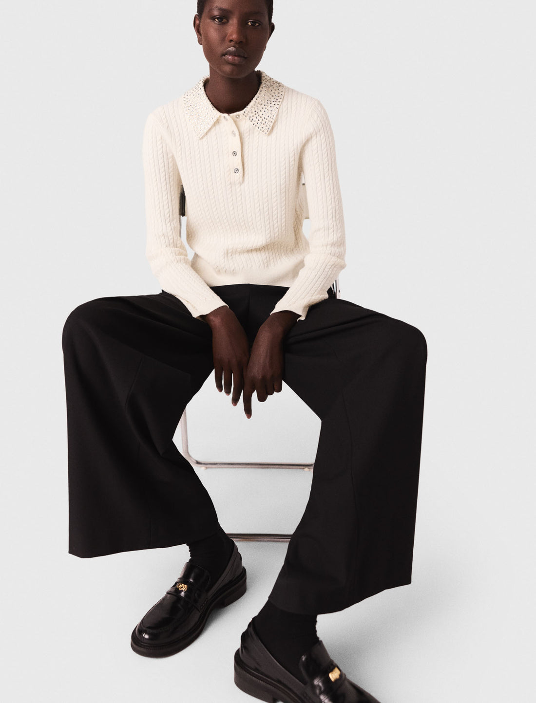 Polo de punto con cuello de strass