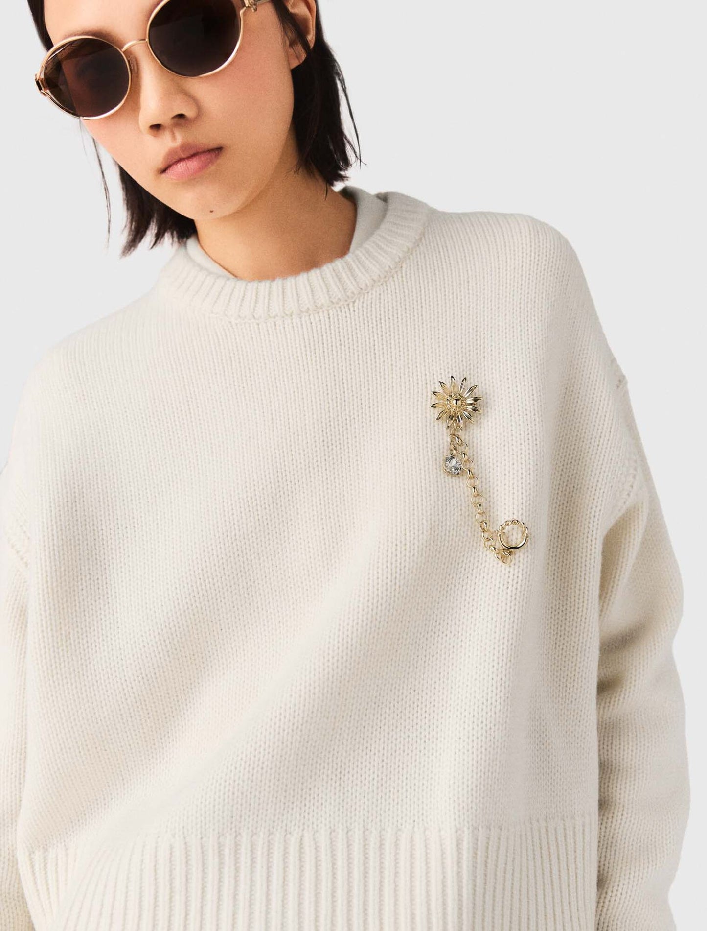 Jersey con broche floral