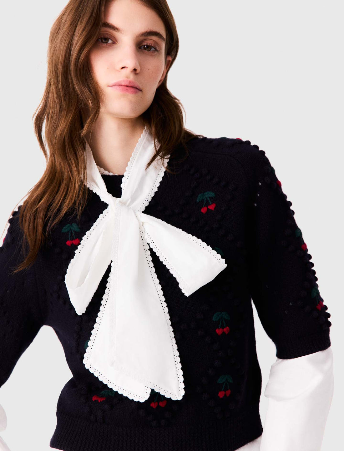 Jersey con cerezas bordadas