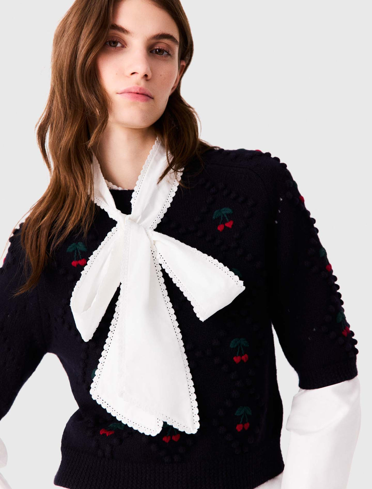 Jersey con cerezas bordadas