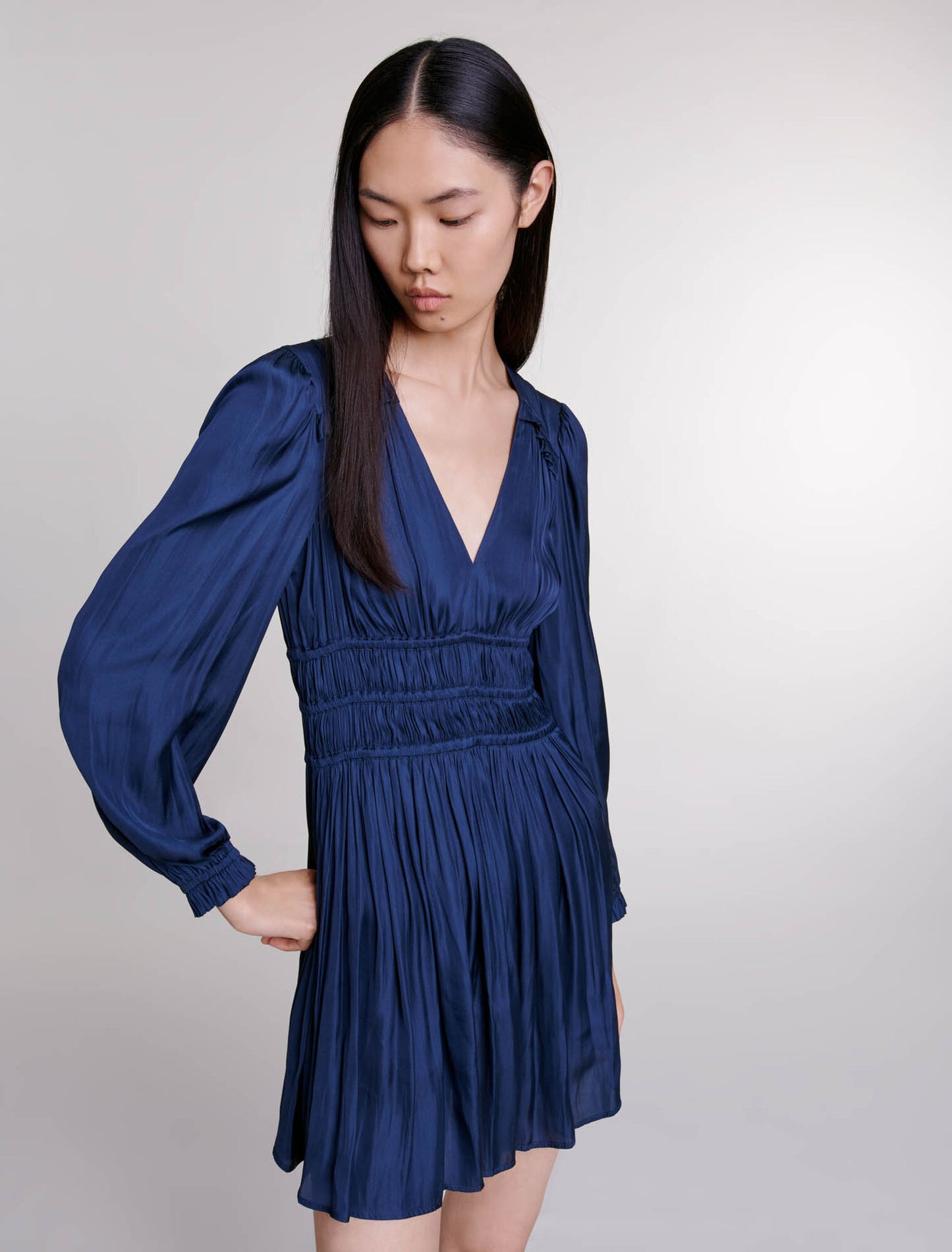 Vestido de raso con volantes