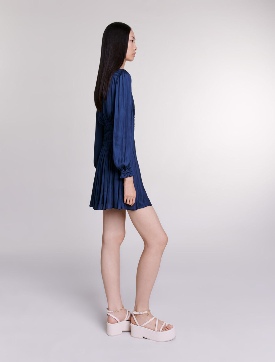 Vestido de raso con volantes