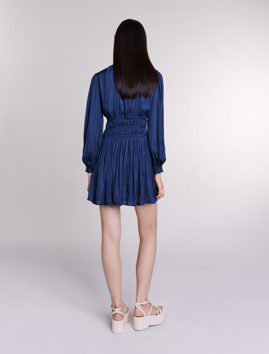Vestido de raso con volantes
