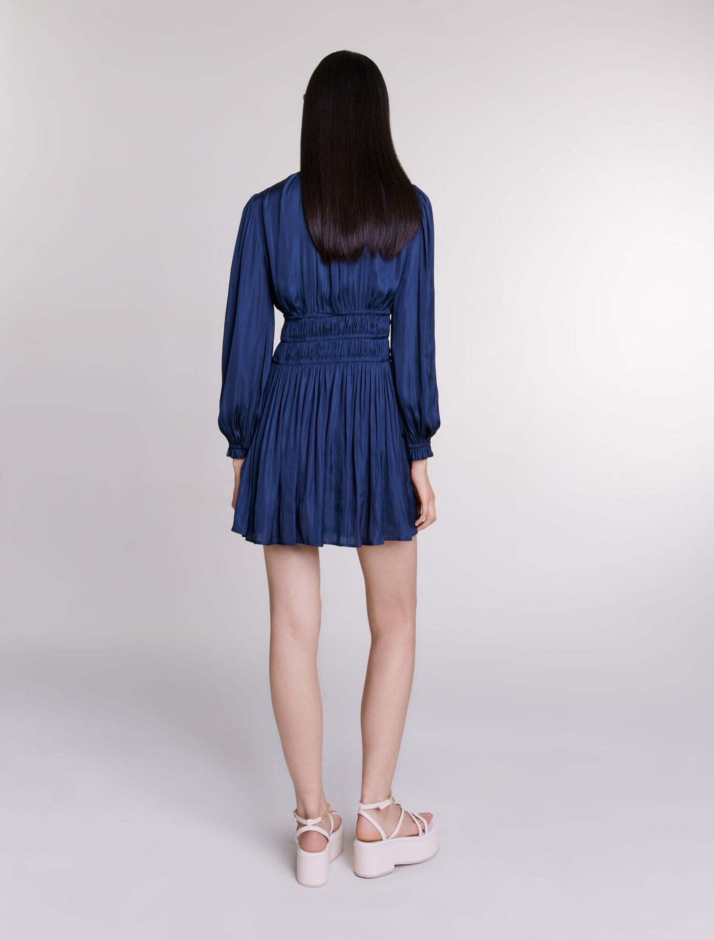 Vestido de raso con volantes