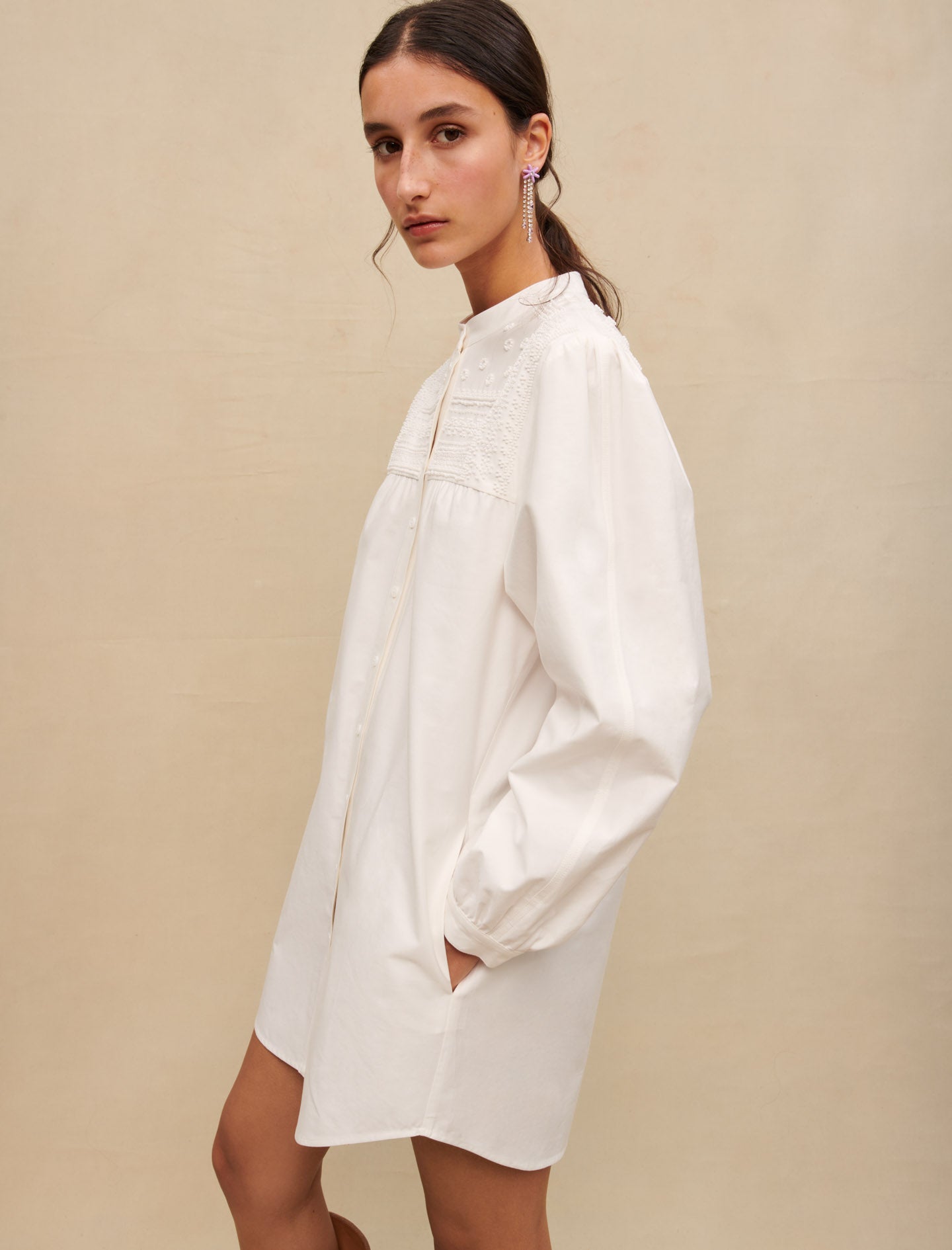 Vestido corto con mangas voluminosas