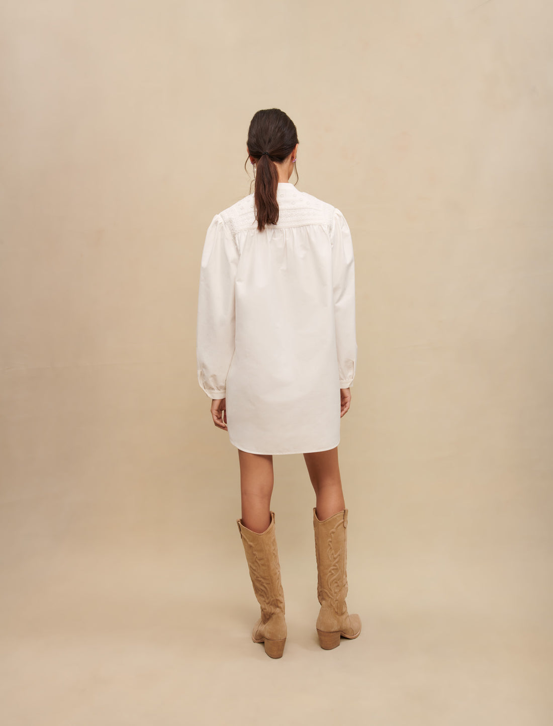 Vestido corto con mangas voluminosas