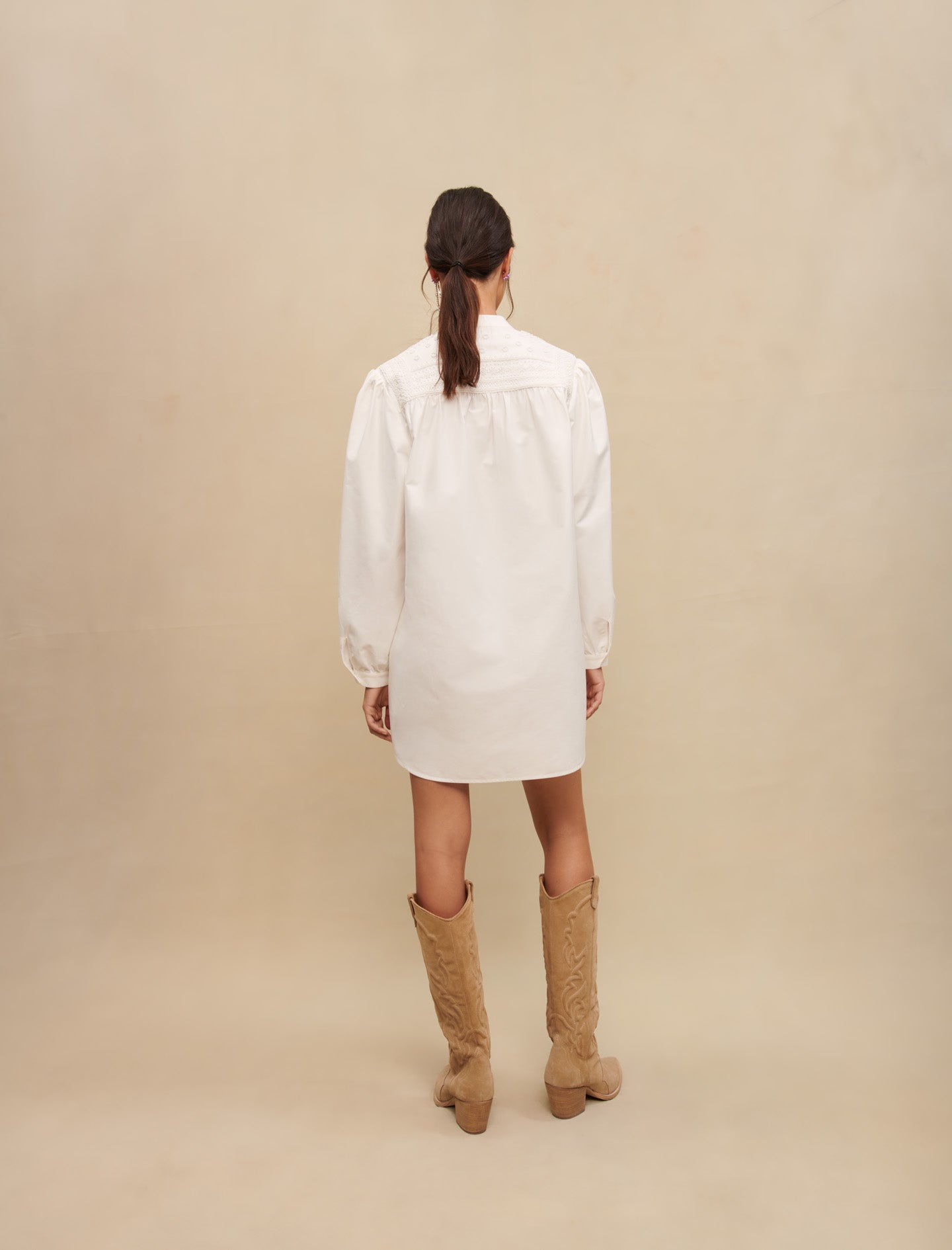 Vestido corto con mangas voluminosas