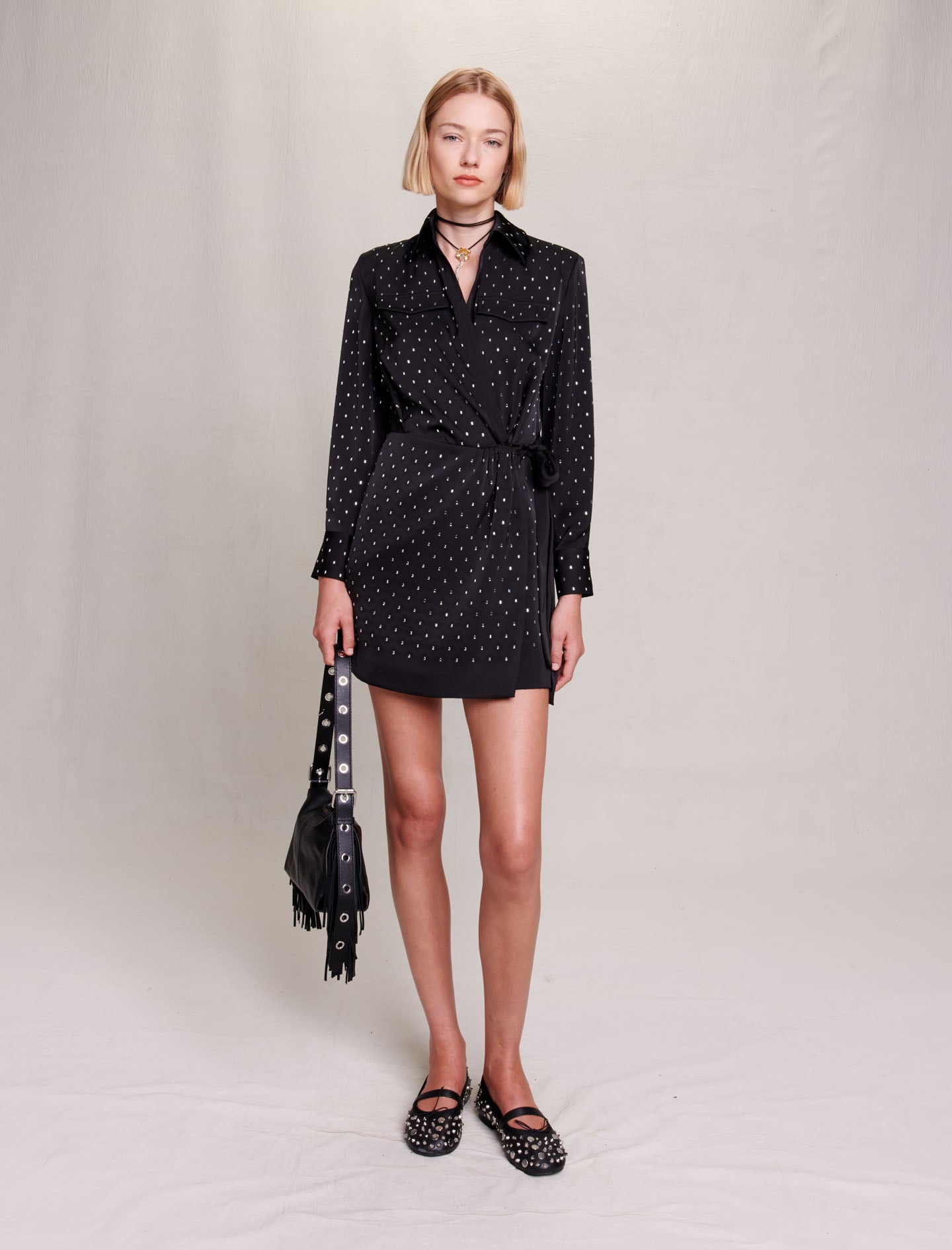 Vestido corto satinado con strass