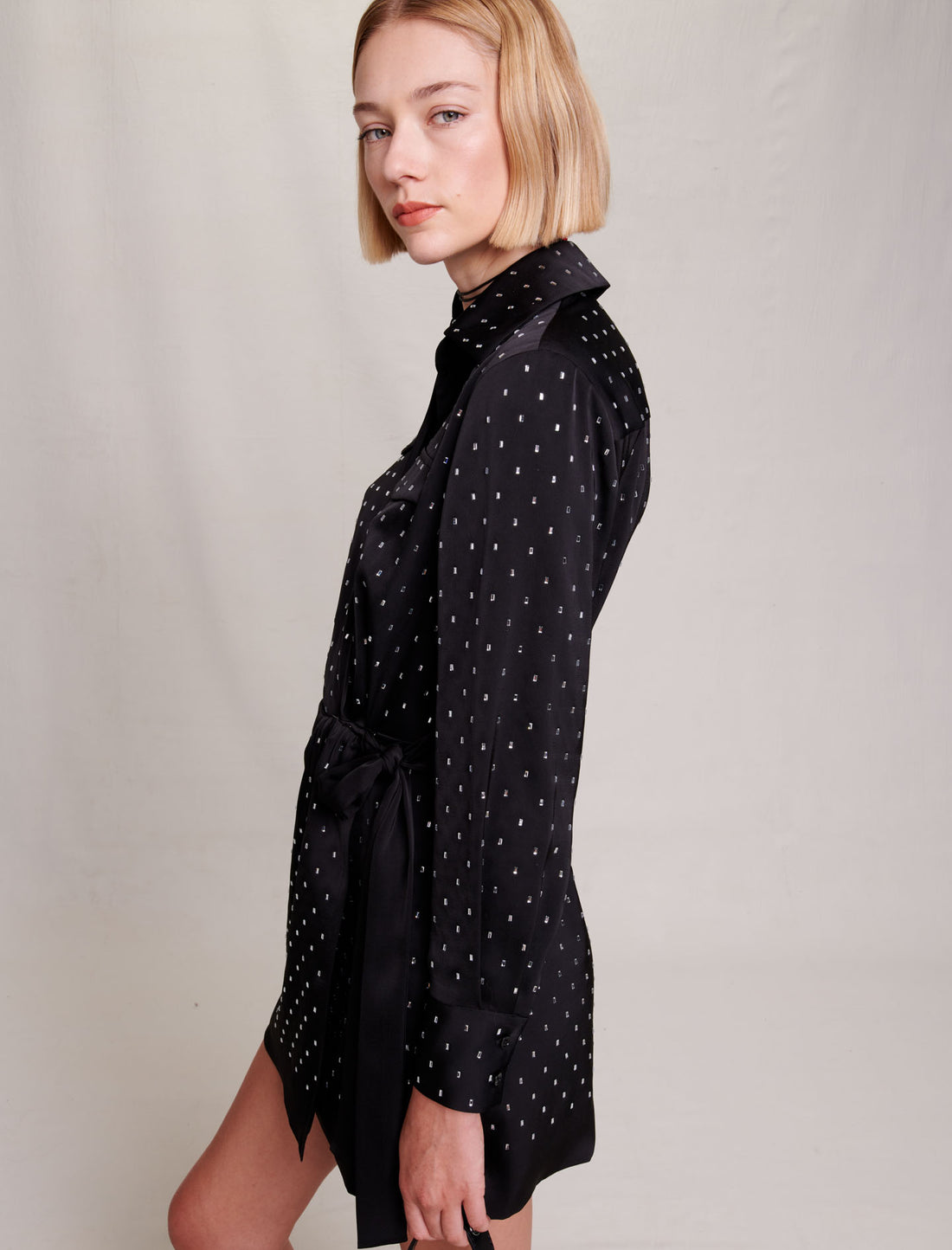 Vestido corto satinado con strass