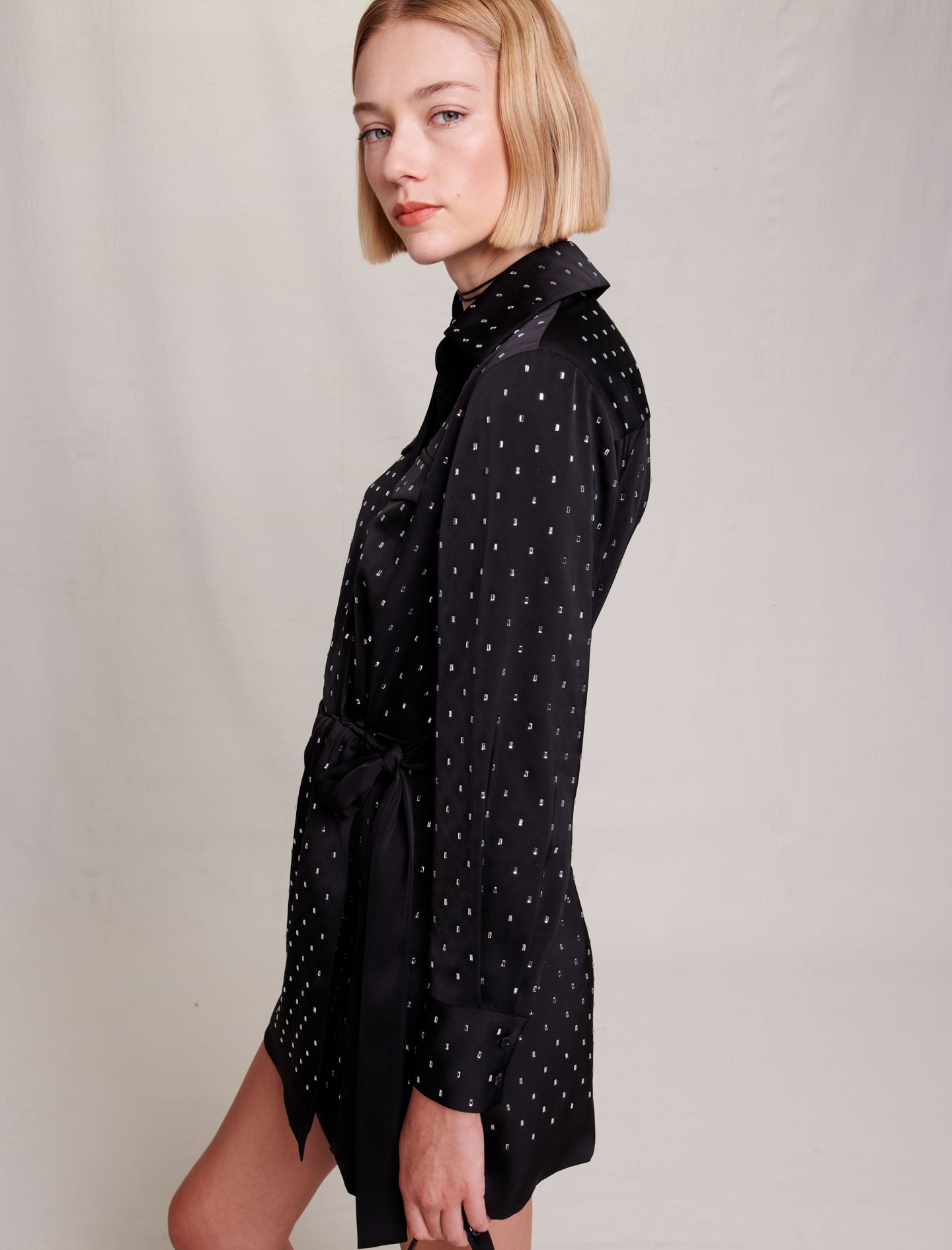 Vestido corto satinado con strass