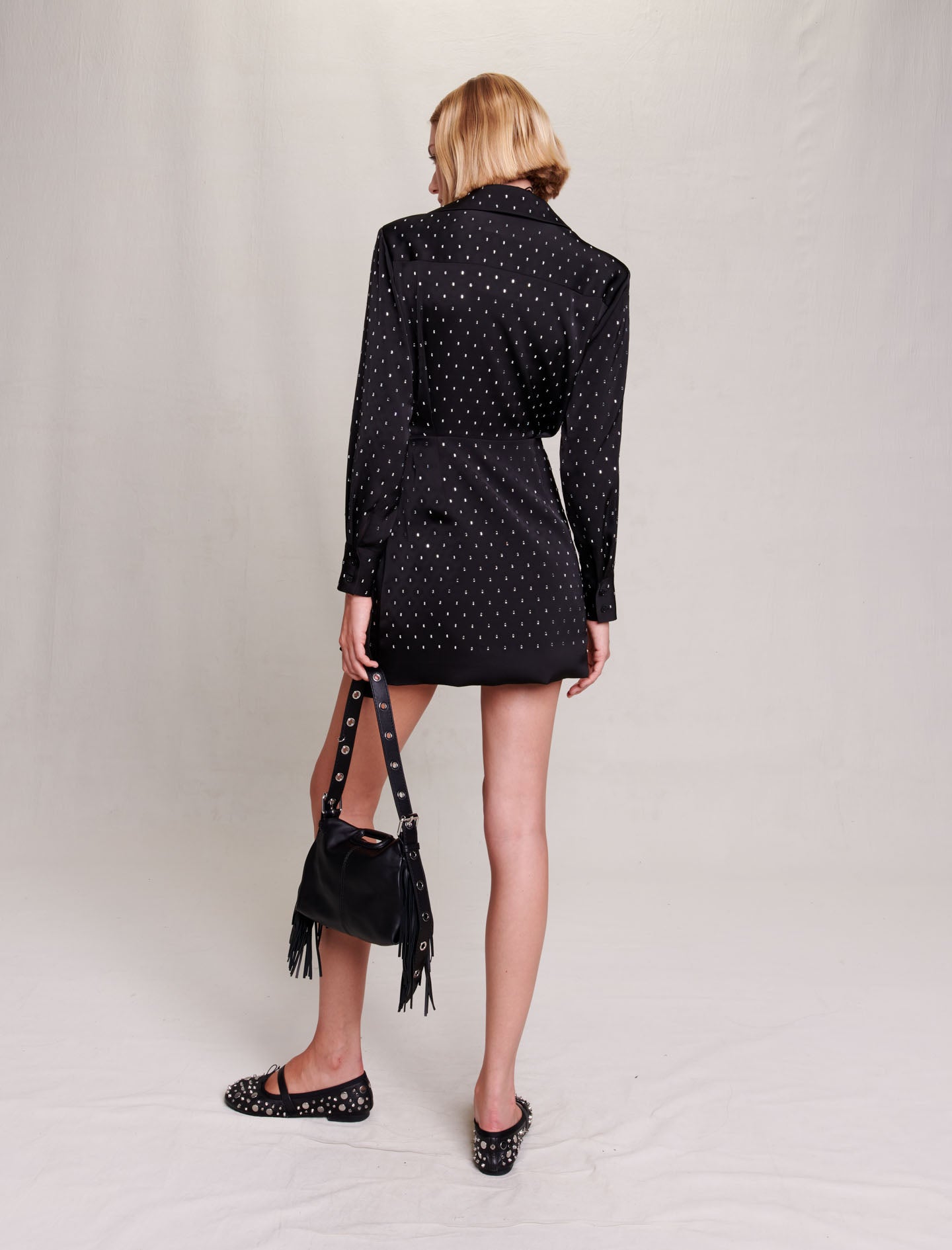 Vestido corto satinado con strass