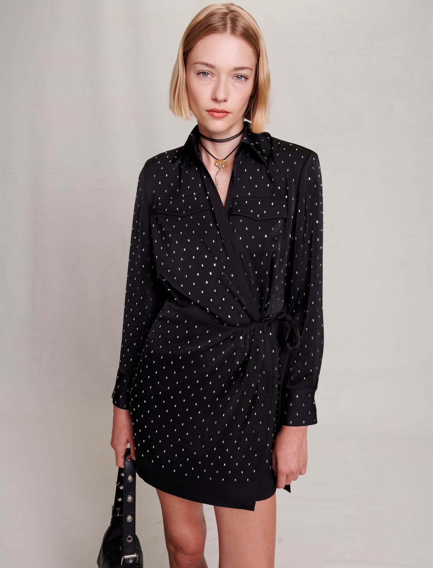 Vestido corto satinado con strass