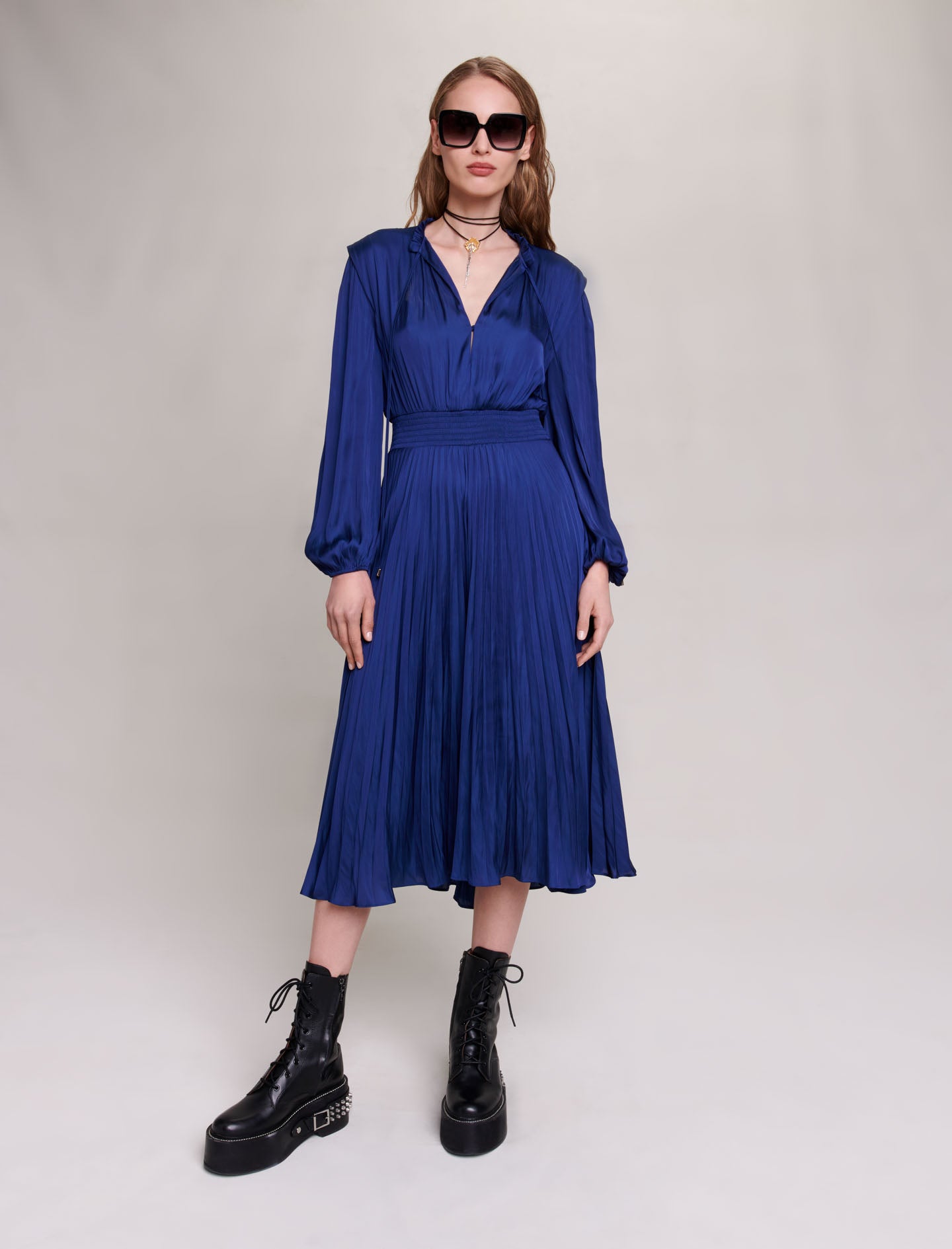 Vestido midi plisado y satinado