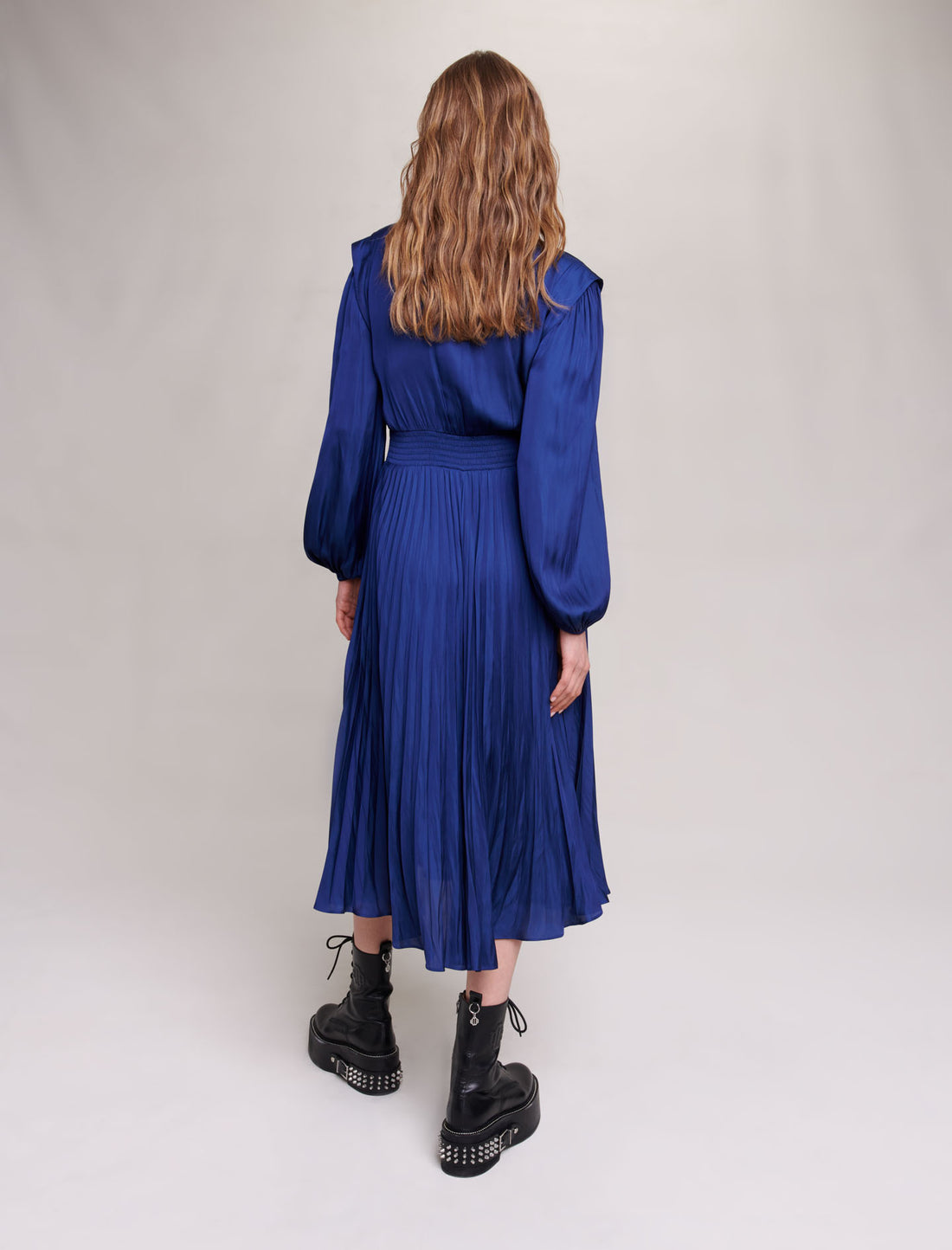 Vestido midi plisado y satinado