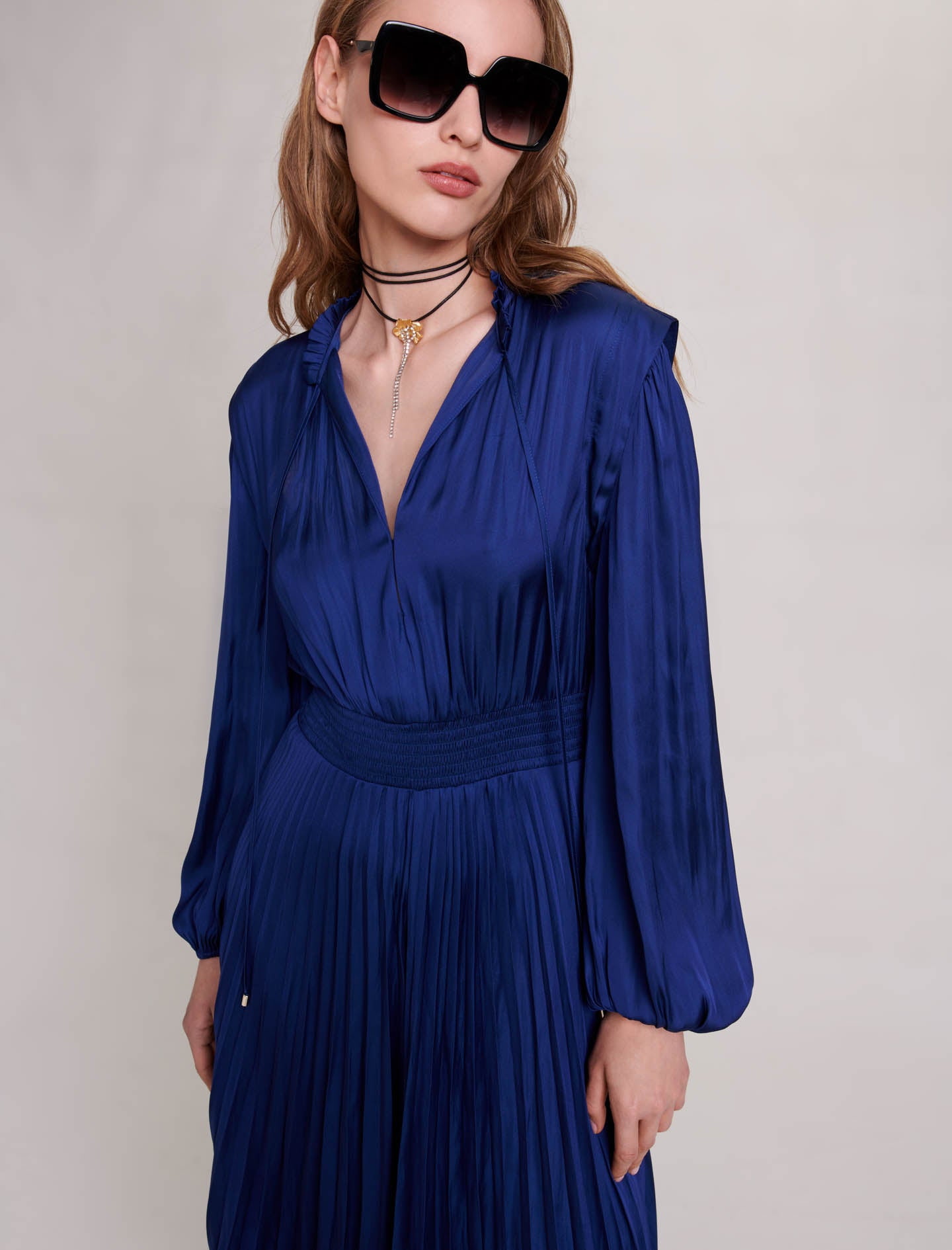 Vestido midi plisado y satinado