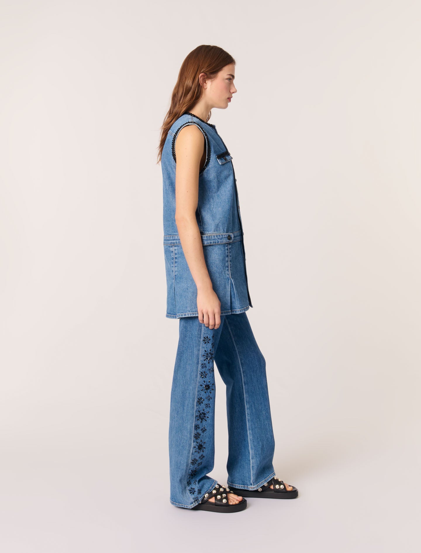 Vestido vaquero y pasamanos bordados