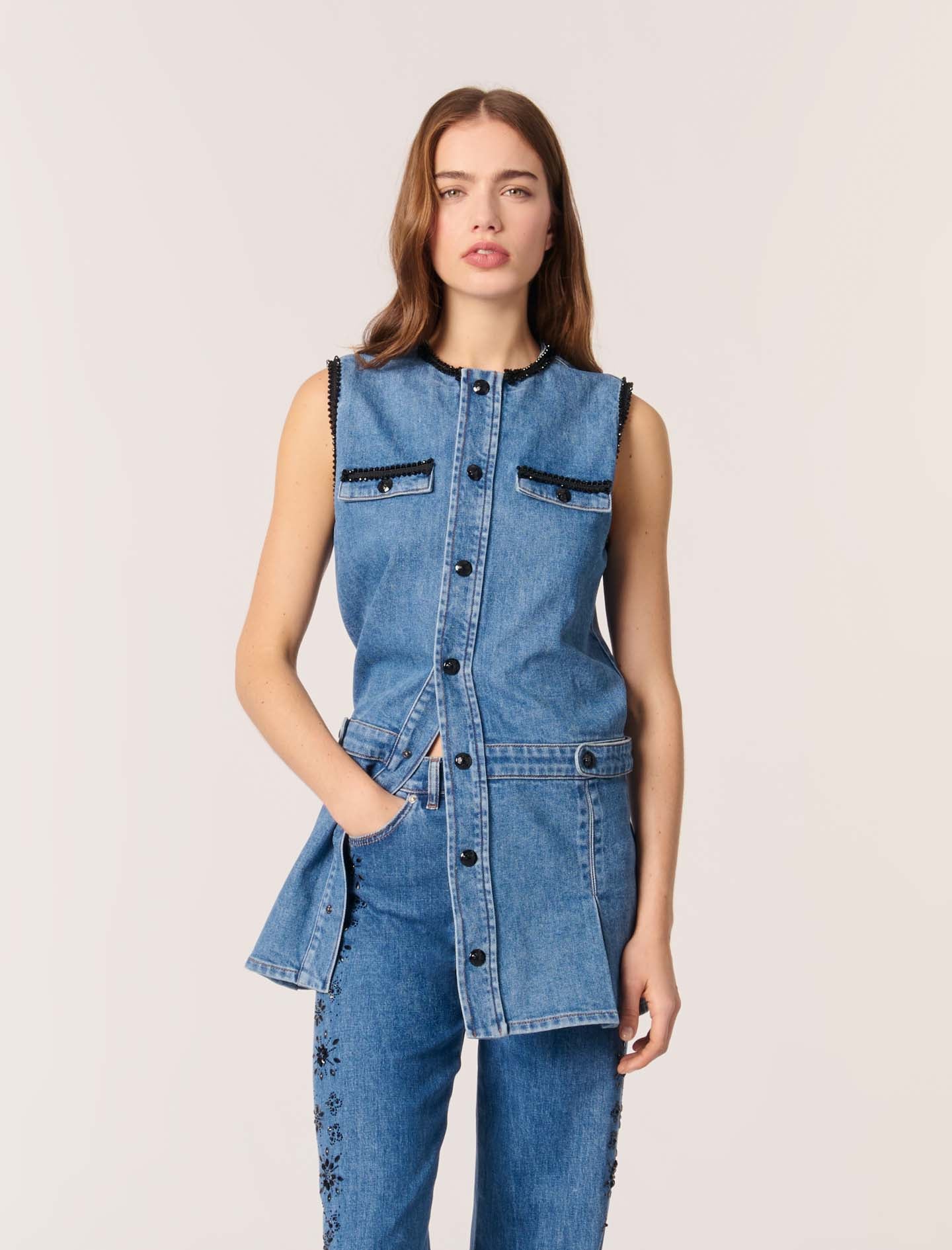 Vestido vaquero y pasamanos bordados