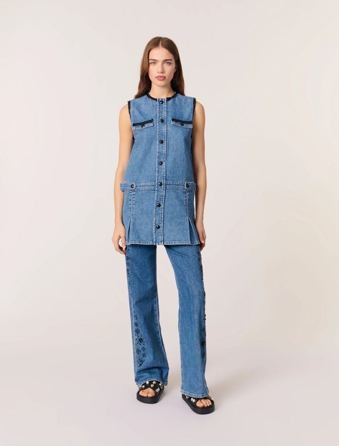 Vestido vaquero y pasamanos bordados