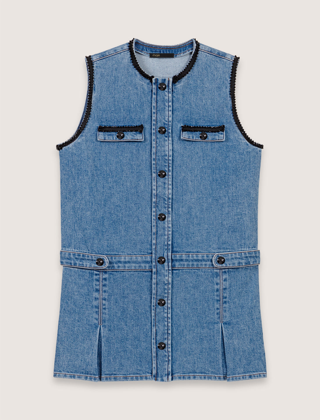 Vestido vaquero y pasamanos bordados