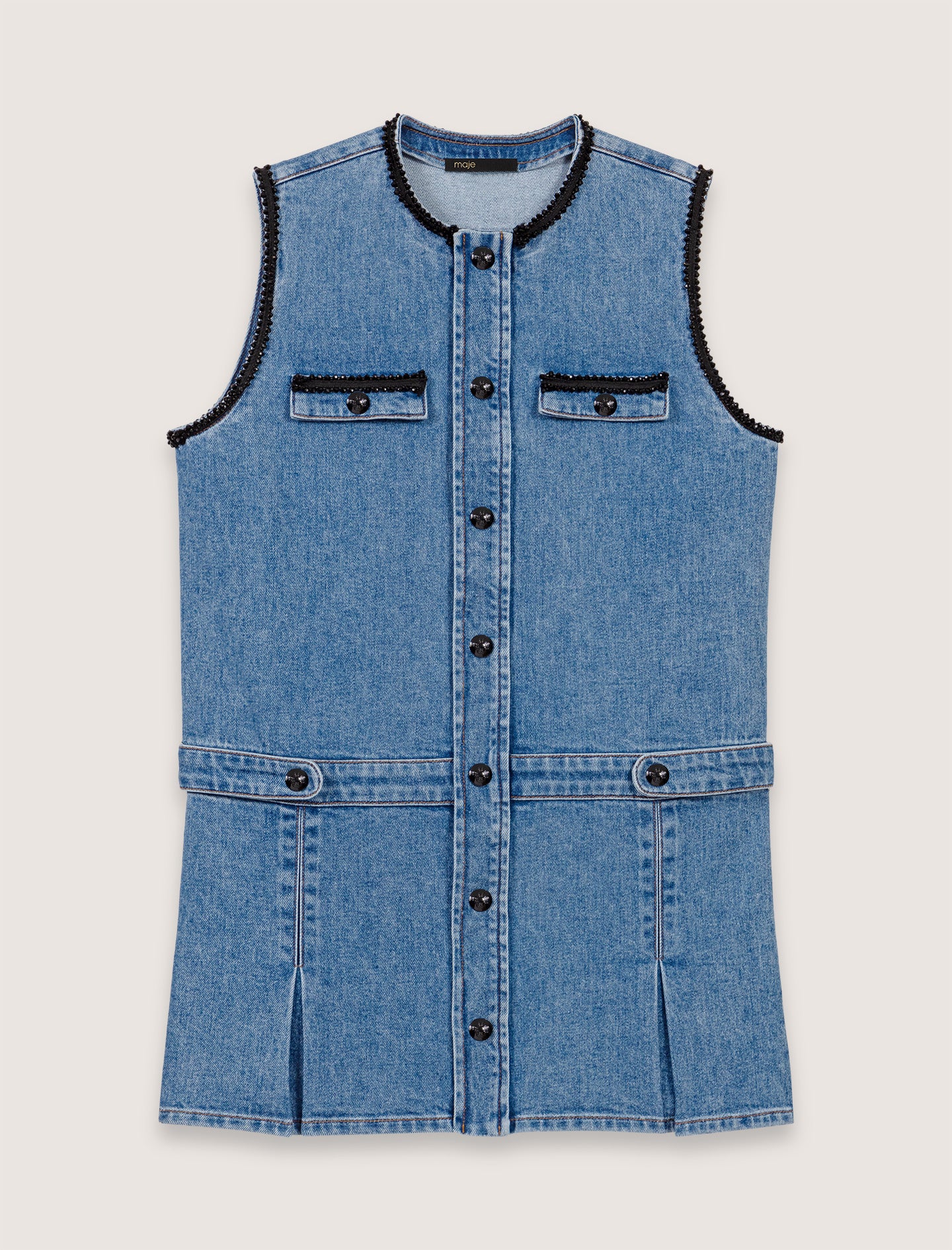 Vestido vaquero y pasamanos bordados