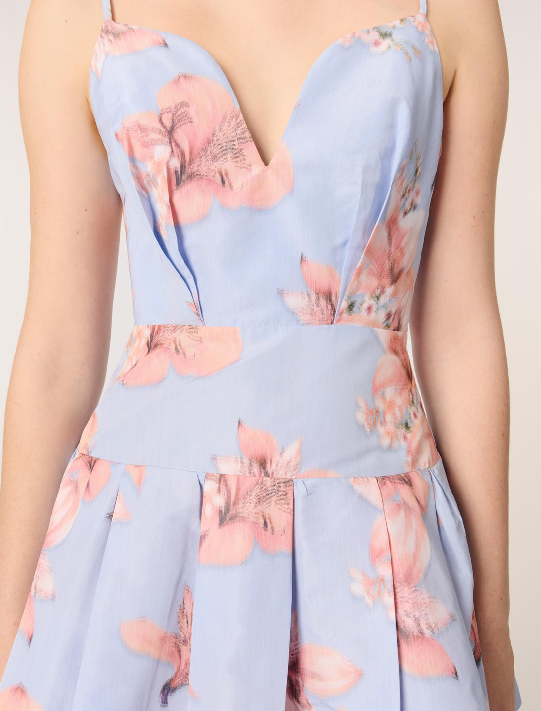 Vestido corto de tafetán estampado