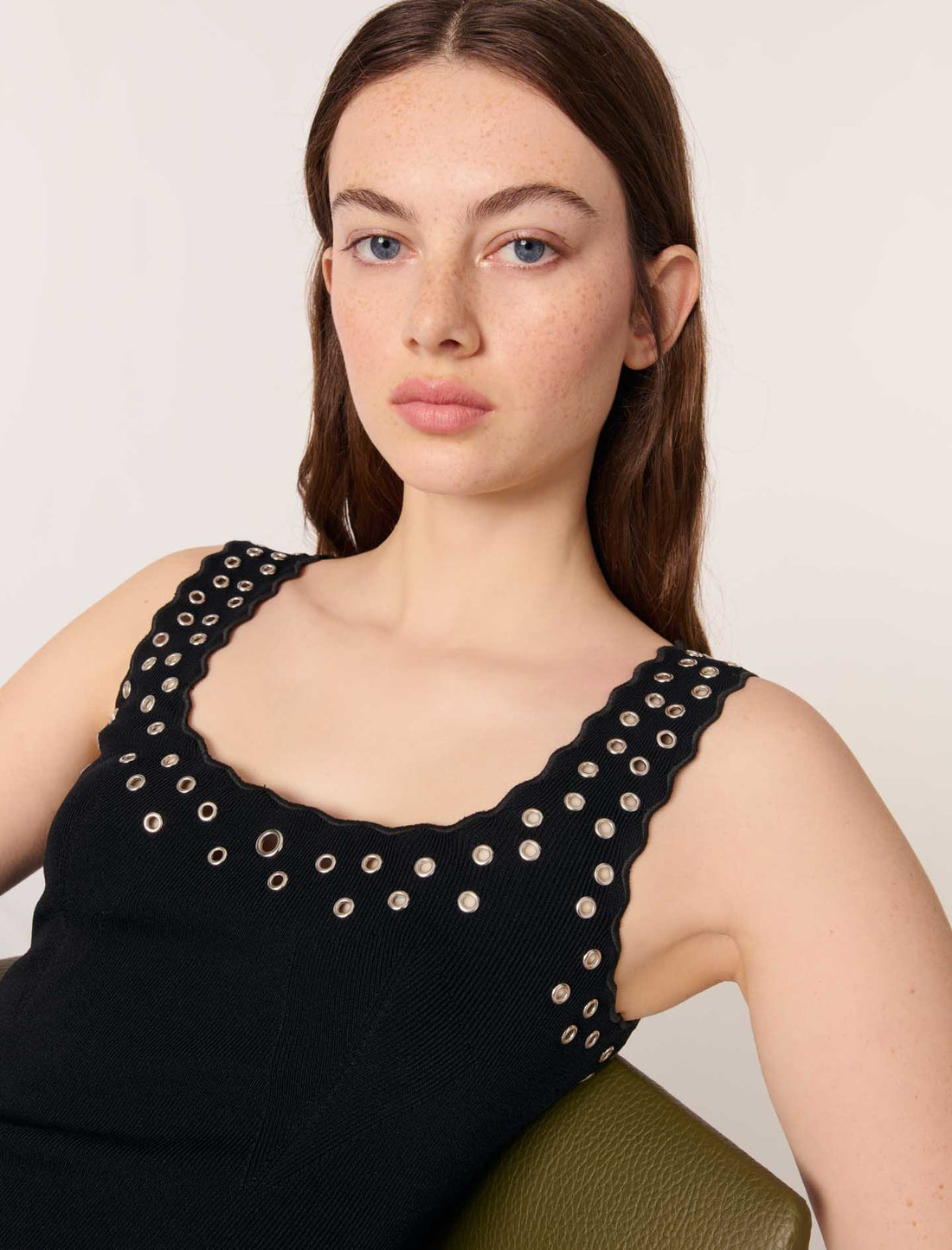 Vestido corto de punto calado