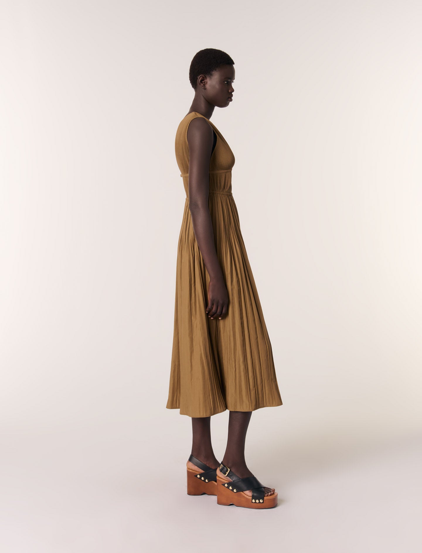 Vestido plisado con escote de joyas