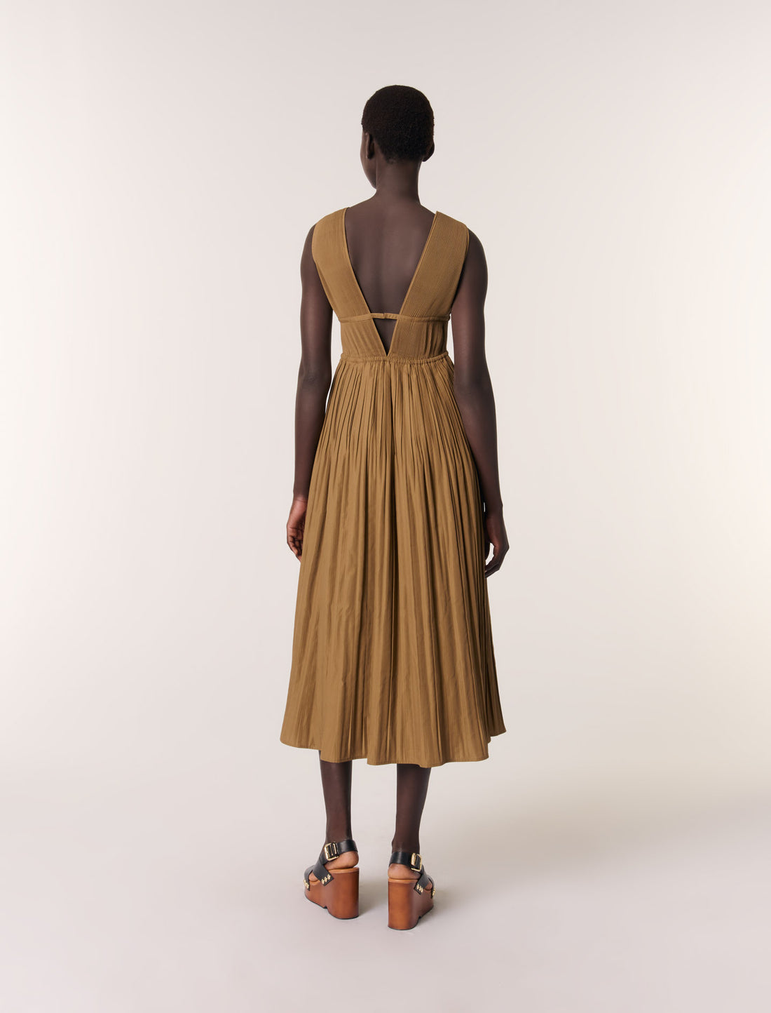 Vestido plisado con escote de joyas