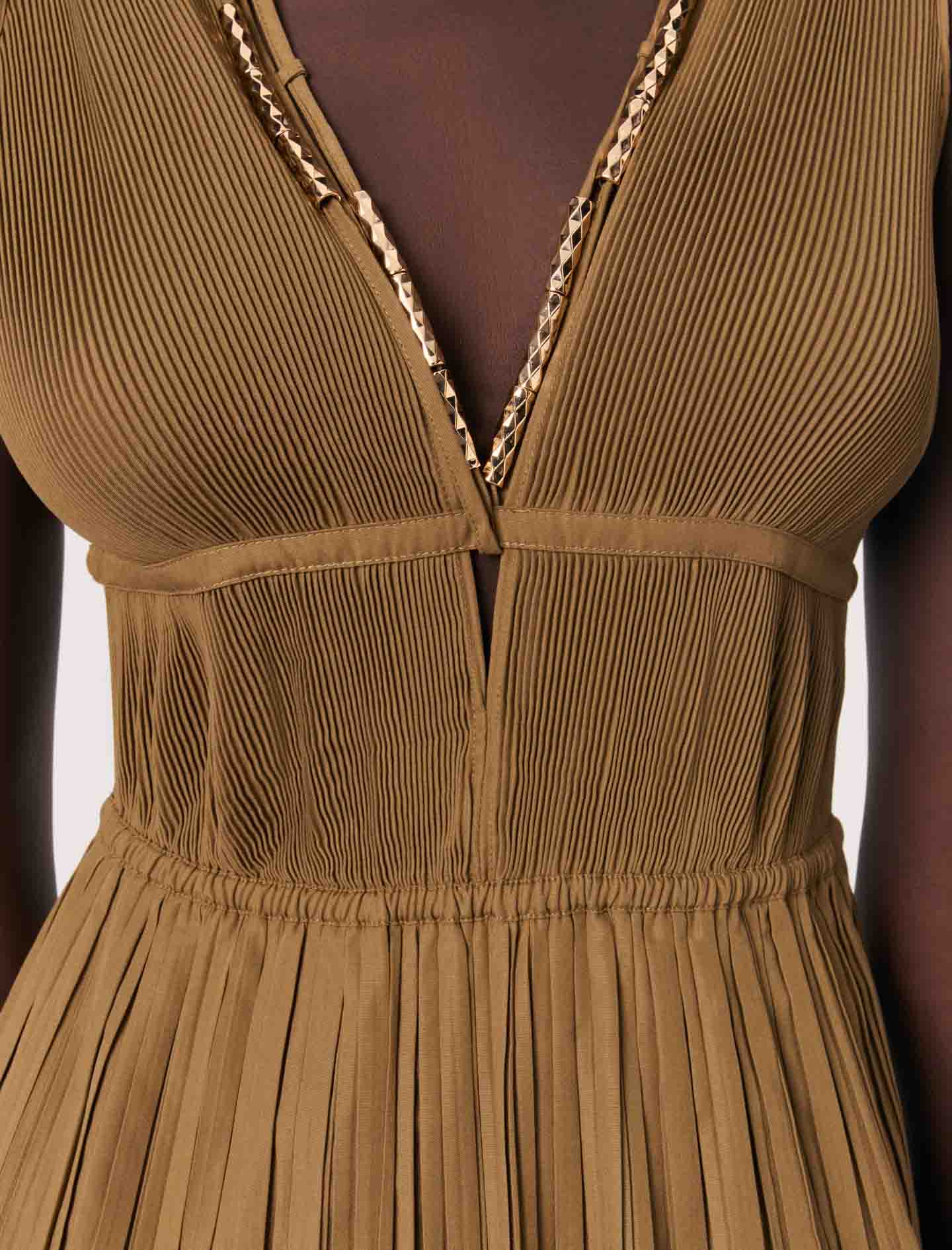 Vestido plisado con escote de joyas