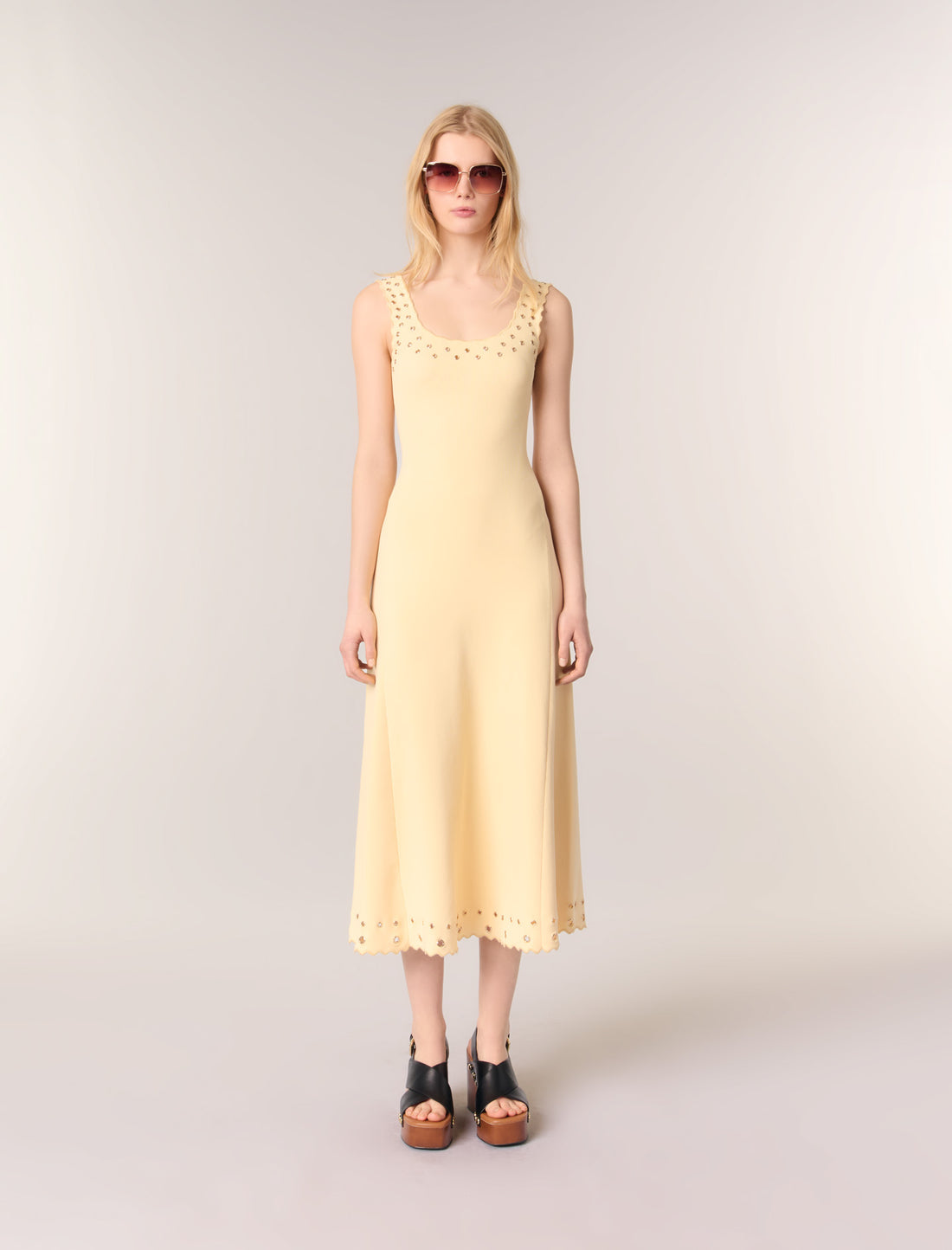 Vestido largo de punto con ojales