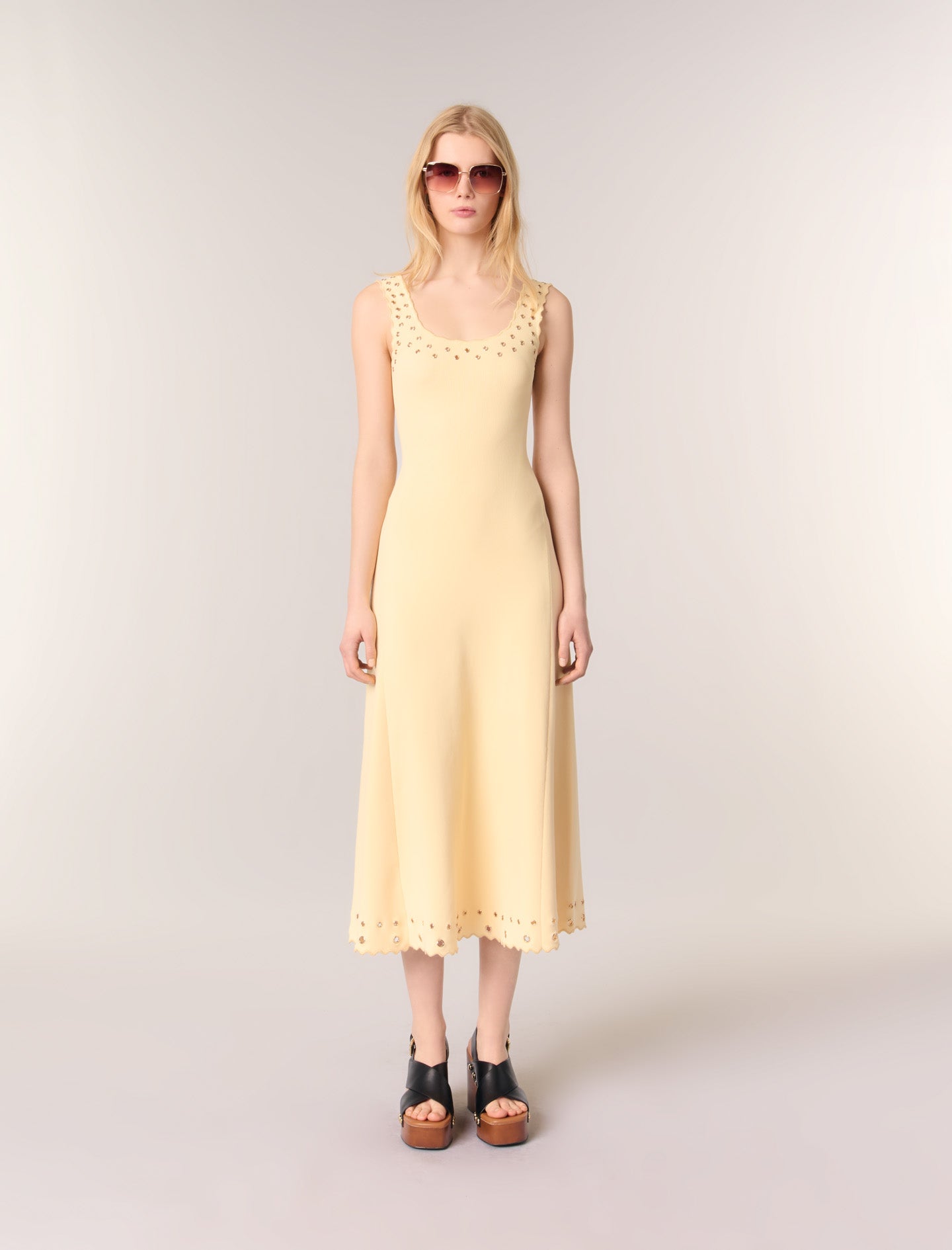 Vestido largo de punto con ojales