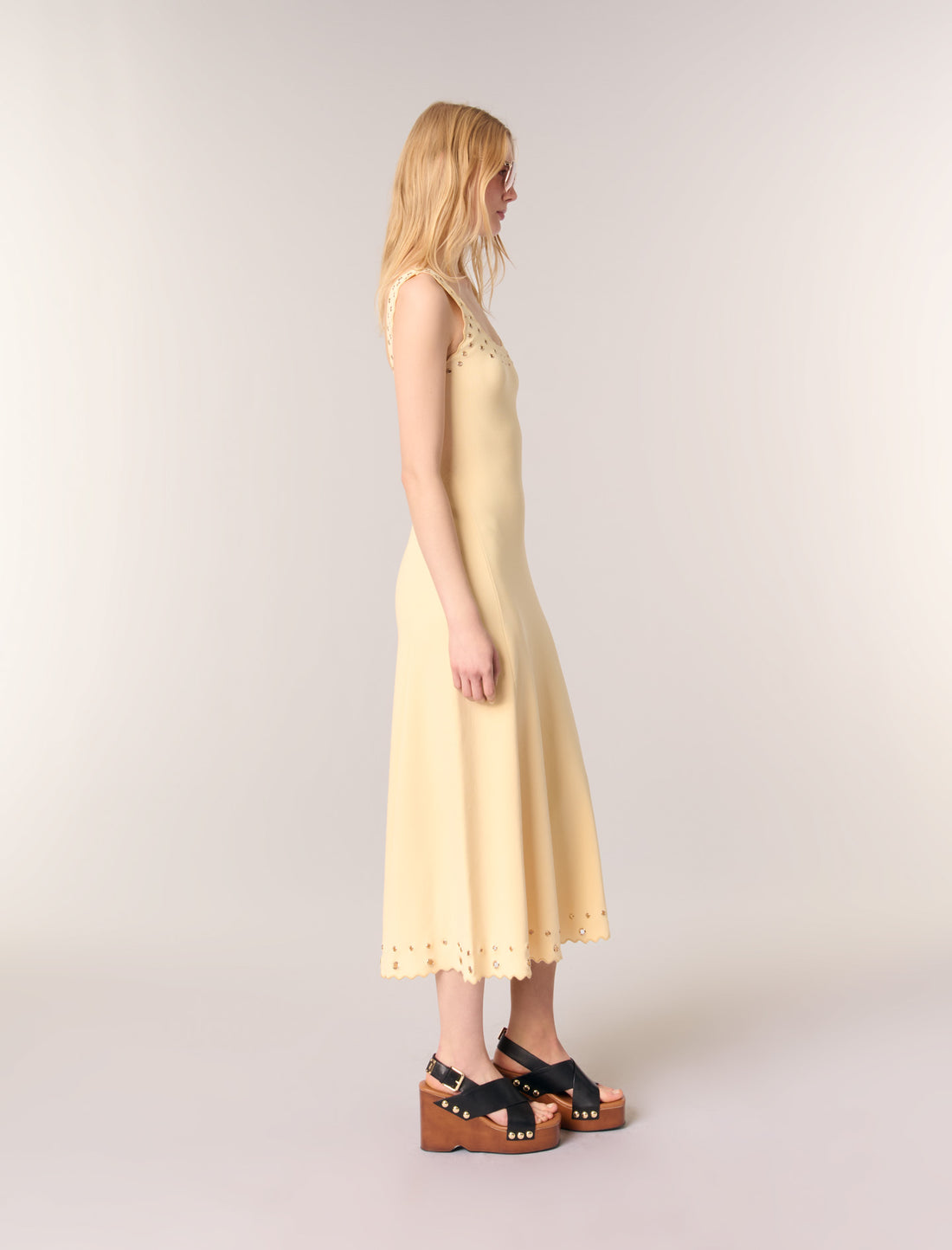 Vestido largo de punto con ojales