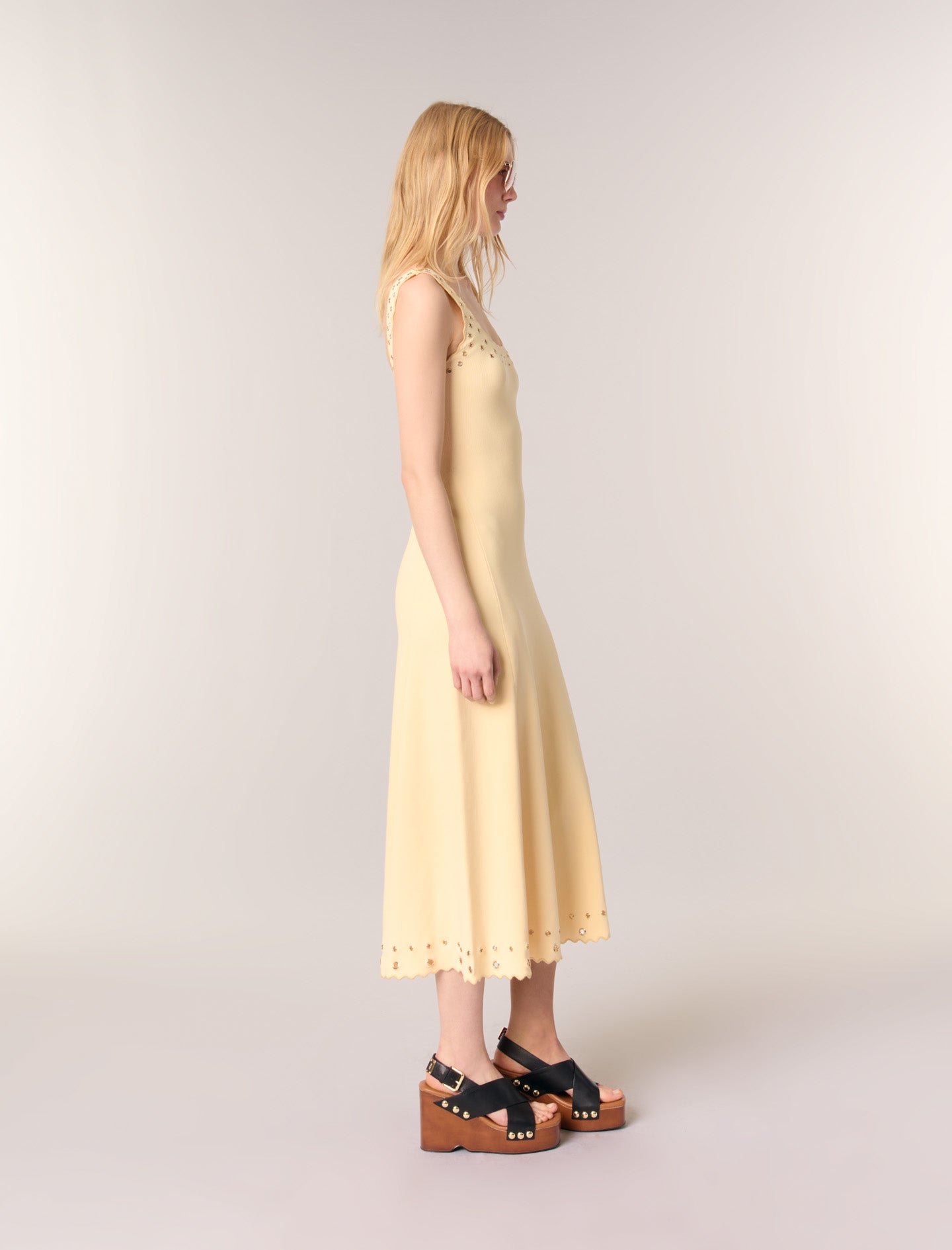 Vestido largo de punto con ojales