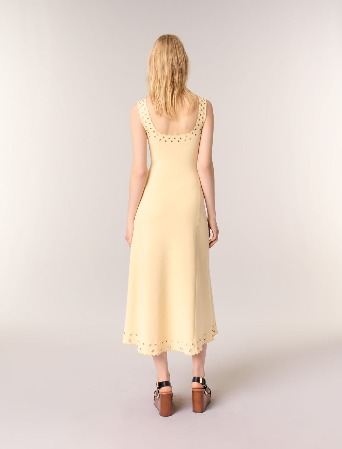 Vestido largo de punto con ojales