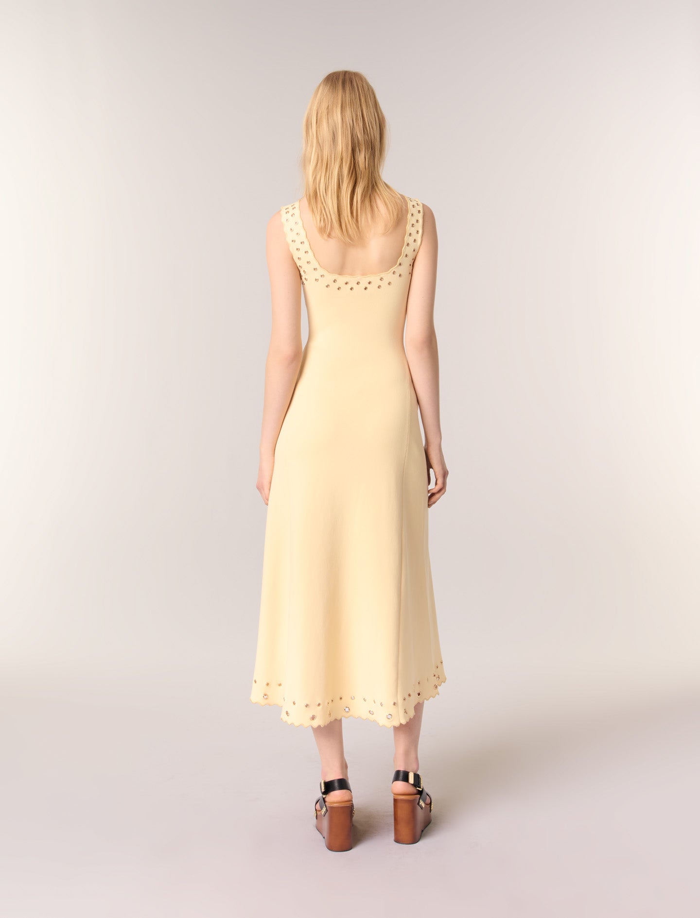 Vestido largo de punto con ojales